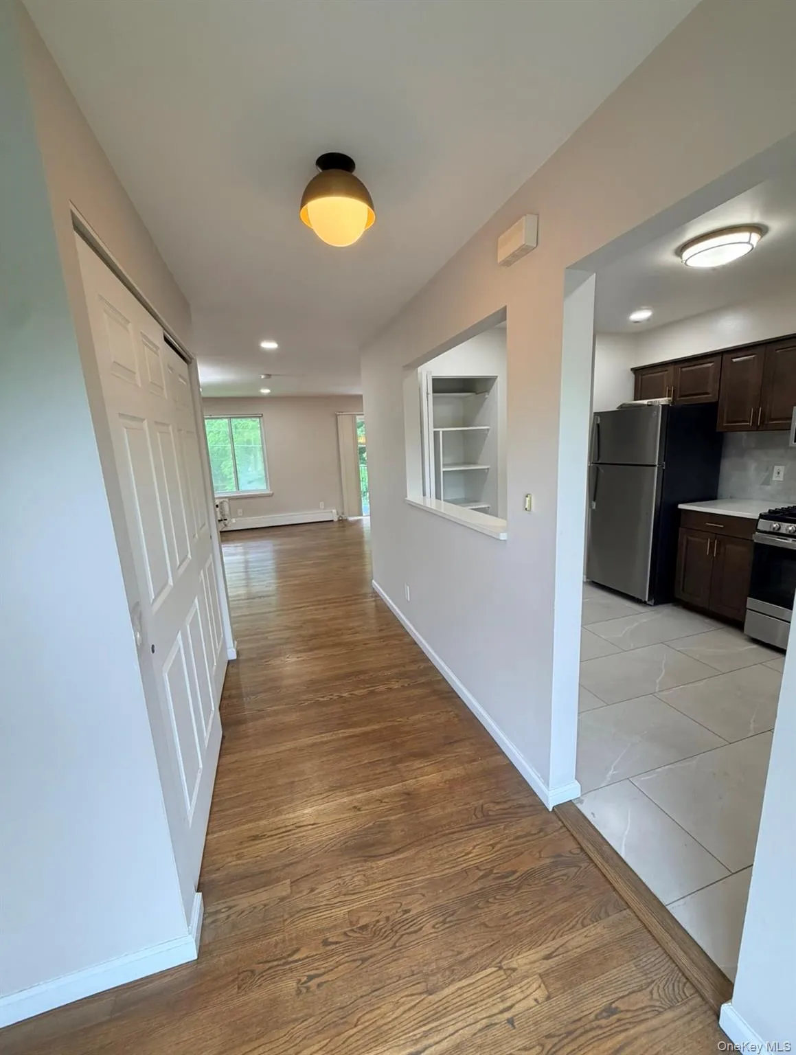 Bright entry/foyer with storage Bright entry/foyer with storage