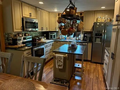 1661 Old Country Road, Riverhead, NY, 2 Bedrooms Bedrooms, 5 Rooms Rooms,2 BathroomsBathrooms,Residential,For Rent,Old Country,0,1034893 1661 Old Country Road, Riverhead, NY, 2 Bedrooms Bedrooms, 5 Rooms Rooms,2 BathroomsBathrooms,Residential,For Rent,Old Country,0,1034893