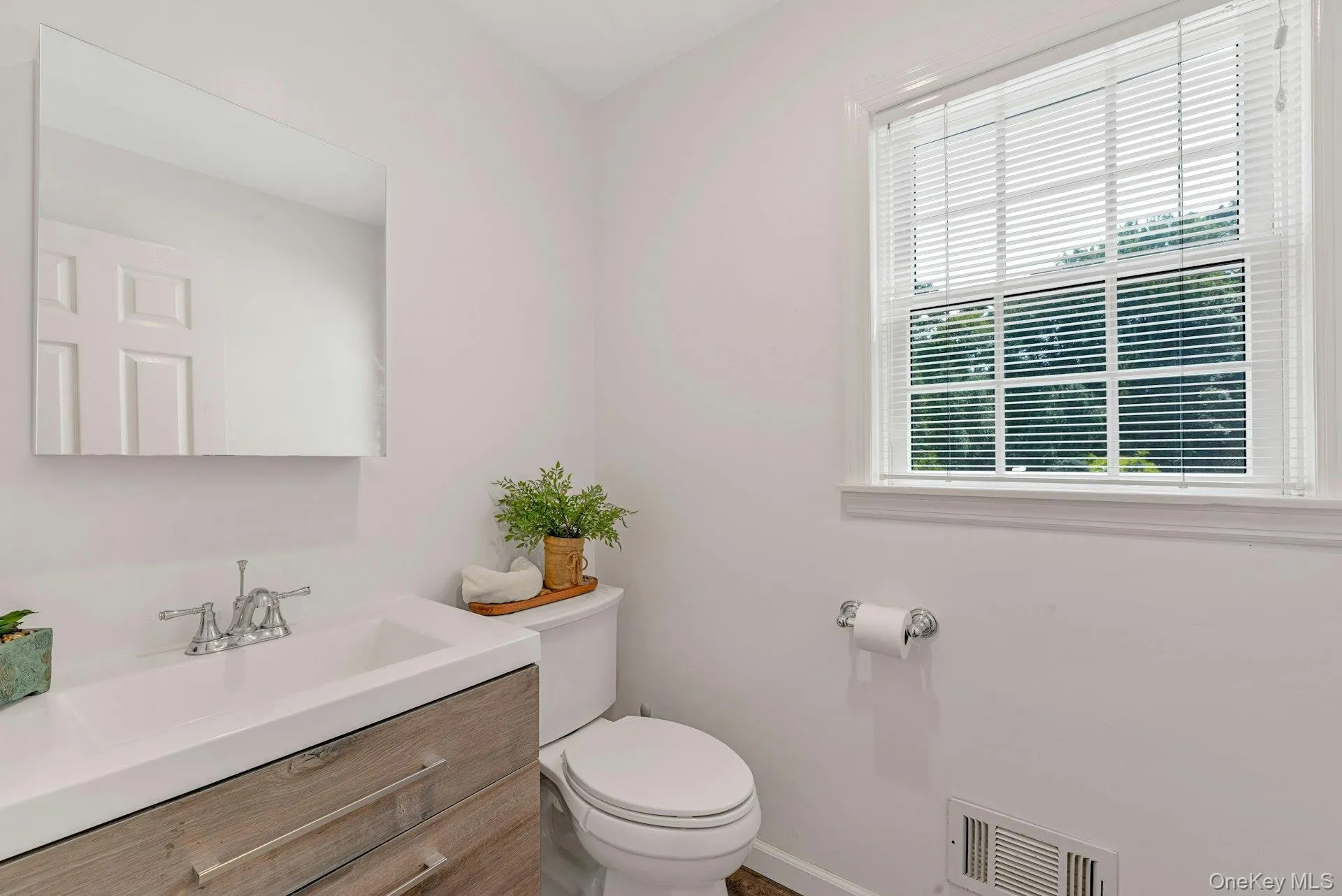 405 The Short Lane, Southold, NY, 4 Bedrooms Bedrooms, 9 Rooms Rooms,2 BathroomsBathrooms,Residential Lease,For Rent,The Short,0,1034927 405 The Short Lane, Southold, NY, 4 Bedrooms Bedrooms, 9 Rooms Rooms,2 BathroomsBathrooms,Residential Lease,For Rent,The Short,0,1034927