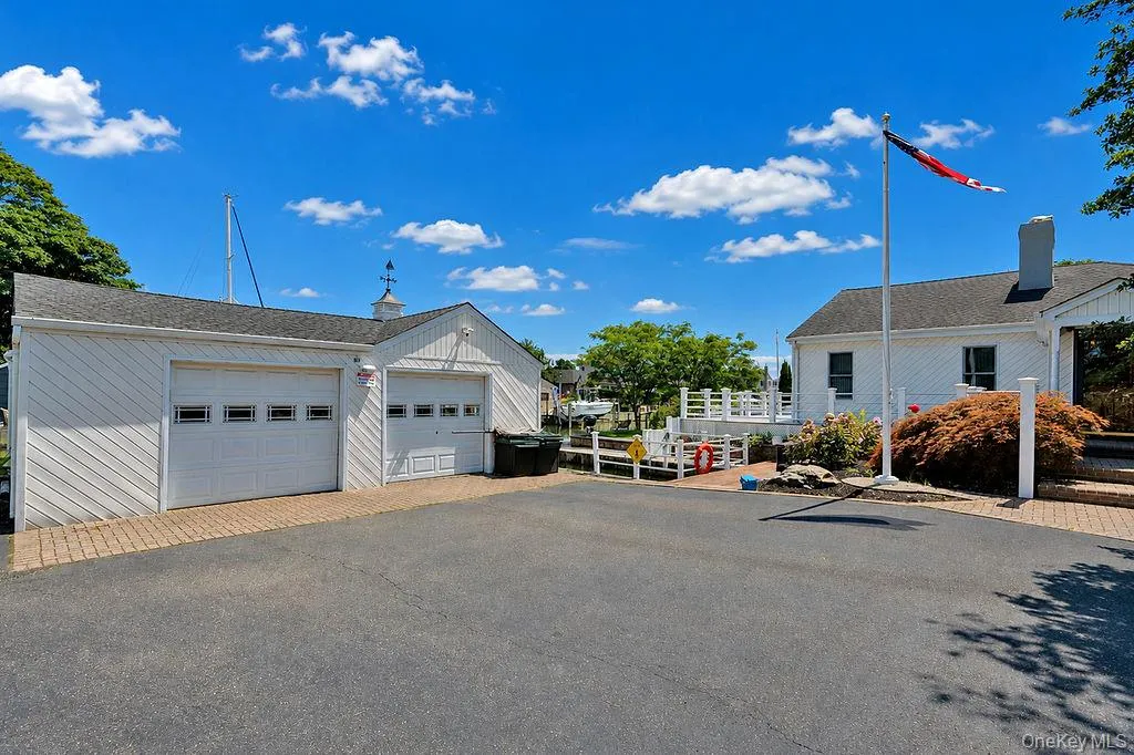 2.5 garage with electric and plenty of driveway parking 2.5 garage with electric and plenty of driveway parking