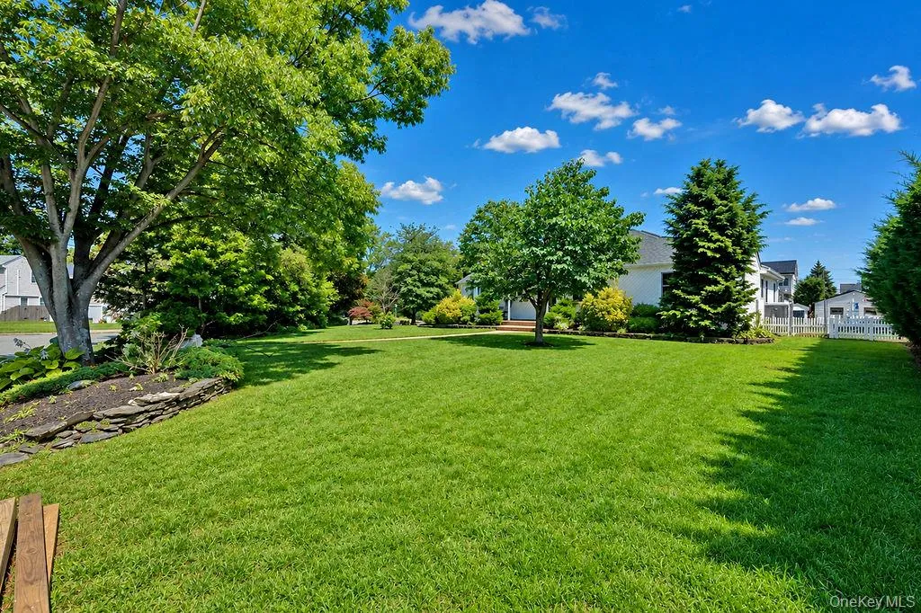 beautifully landscaped with plenty of privacy beautifully landscaped with plenty of privacy