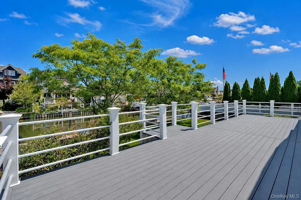 Trex large deck area for entertaining Trex large deck area for entertaining