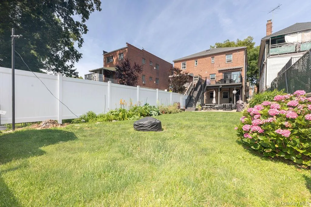Large Fenced Yard Large Fenced Yard