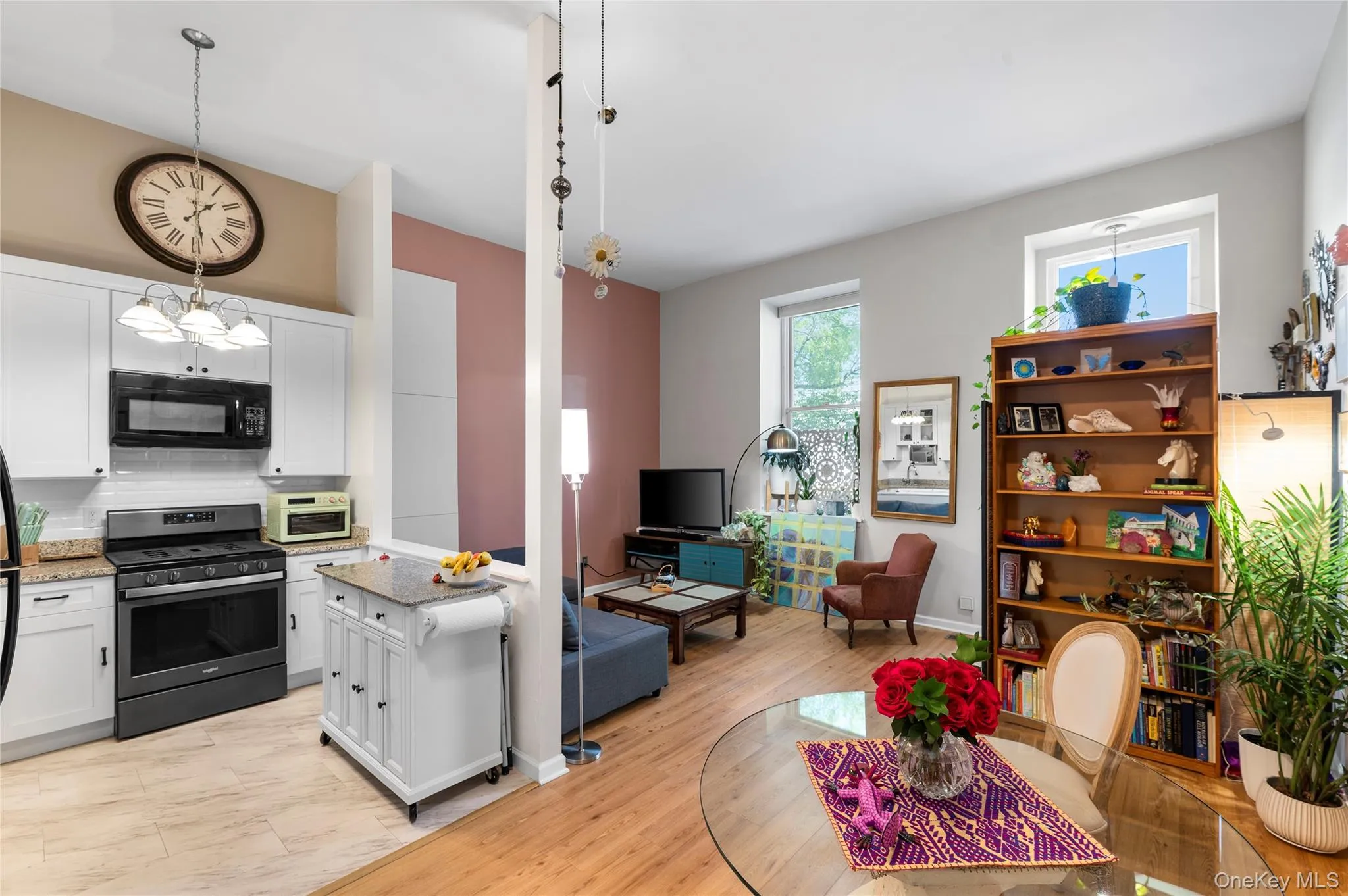 Open living spaces -- 13 foot ceilings Open living spaces -- 13 foot ceilings