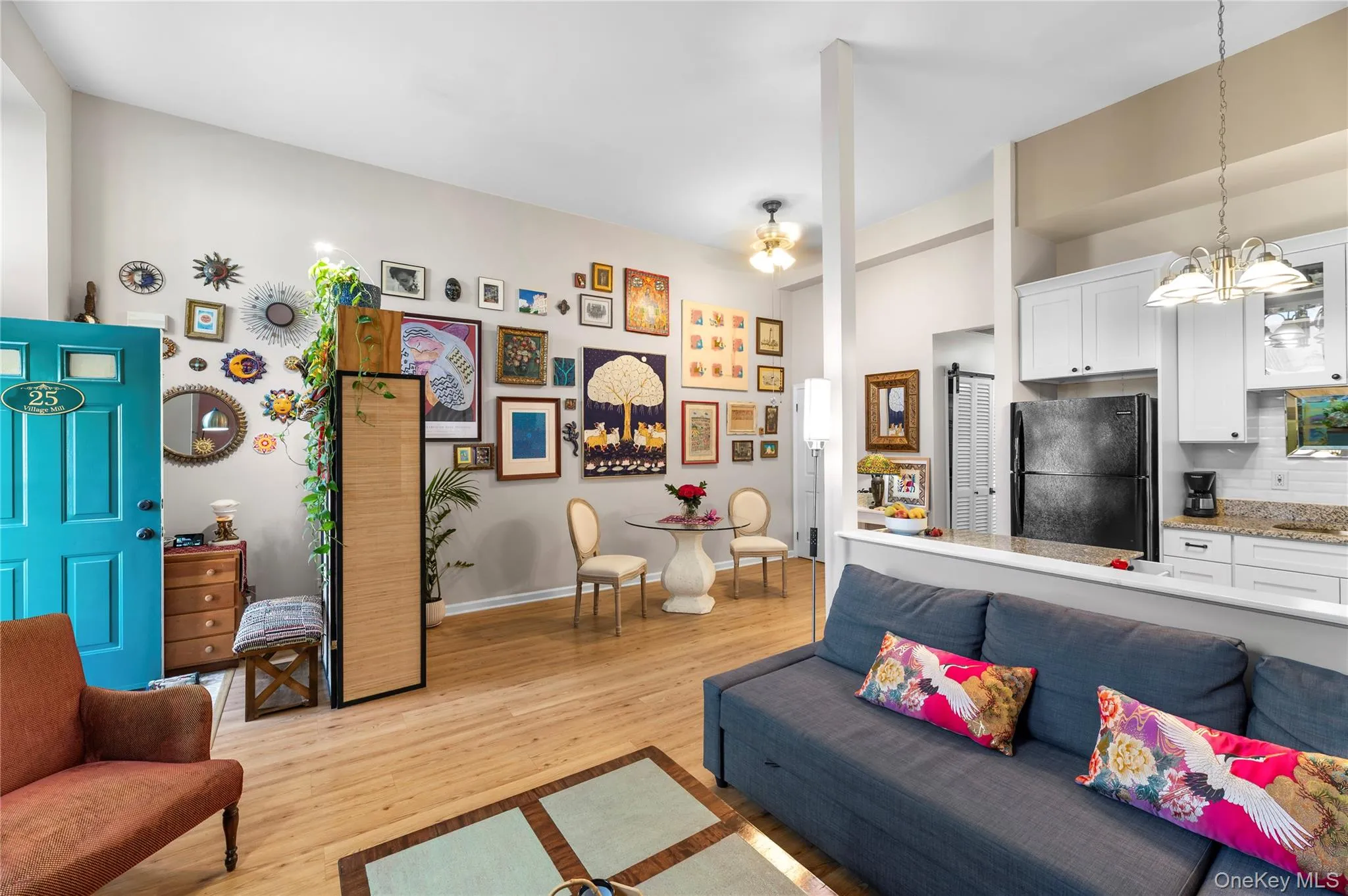 Open living spaces -- 13 foot ceilings Open living spaces -- 13 foot ceilings