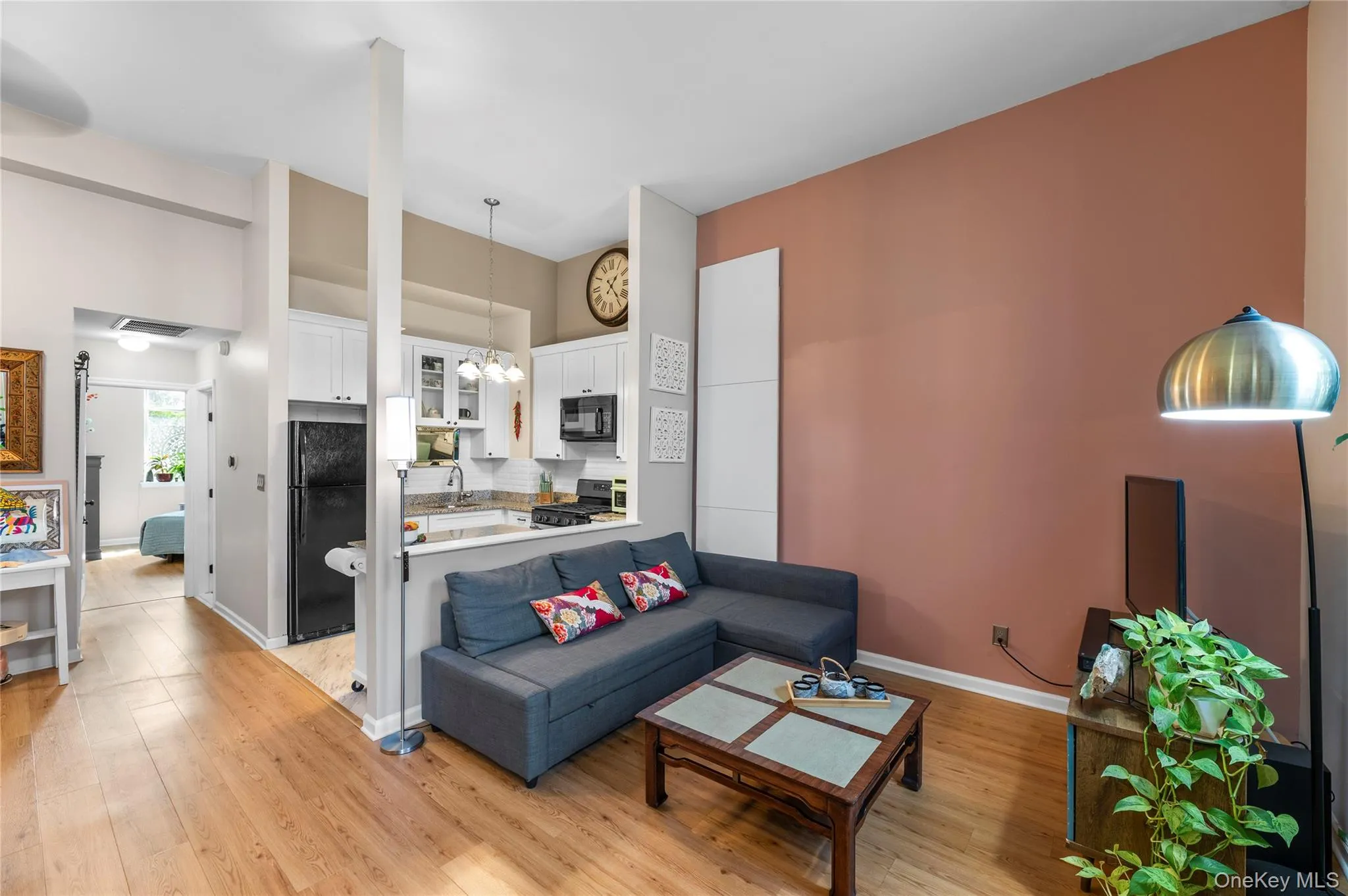 Open living spaces -- 13 foot ceilings Open living spaces -- 13 foot ceilings