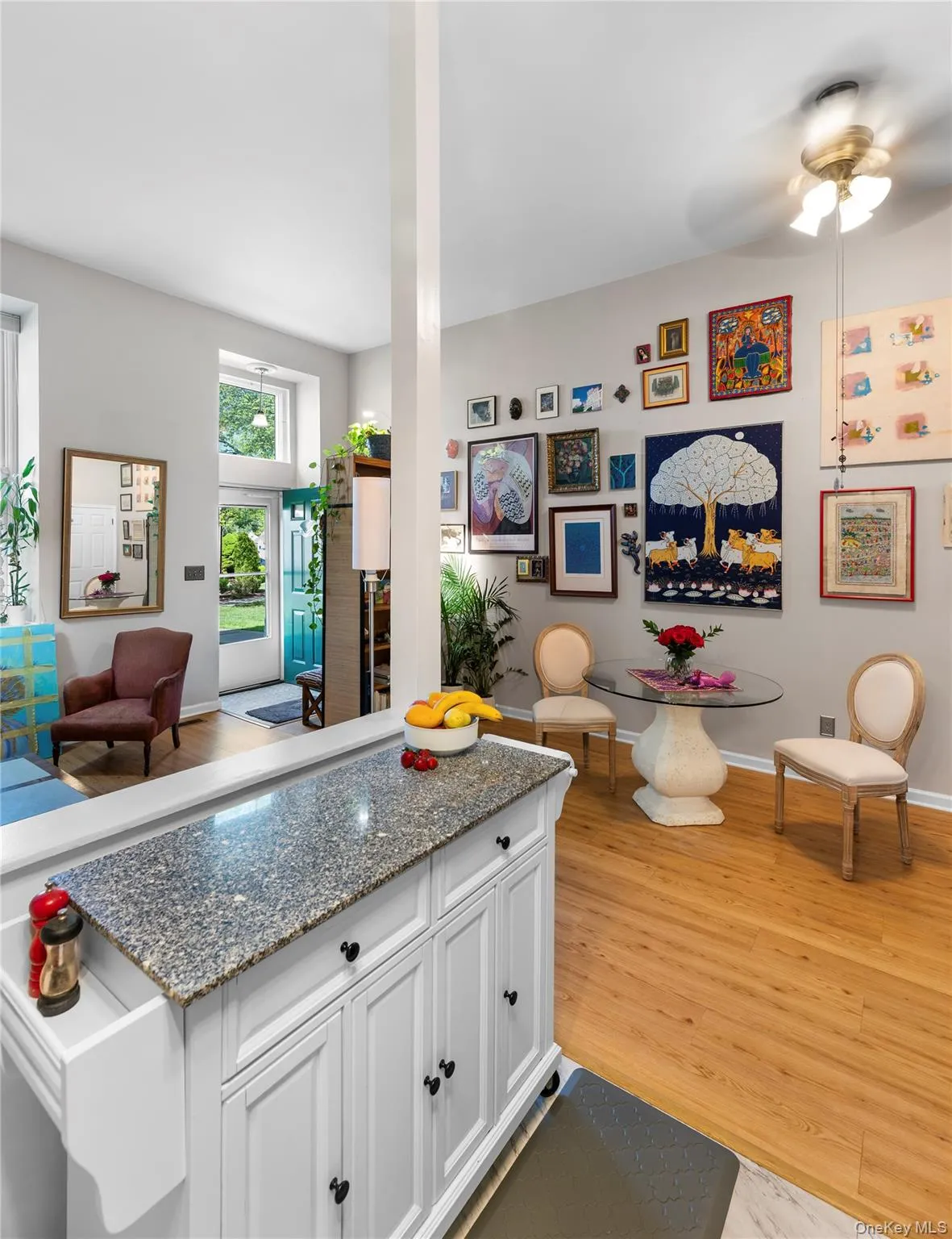 Open living spaces -- 13 foot ceilings Open living spaces -- 13 foot ceilings