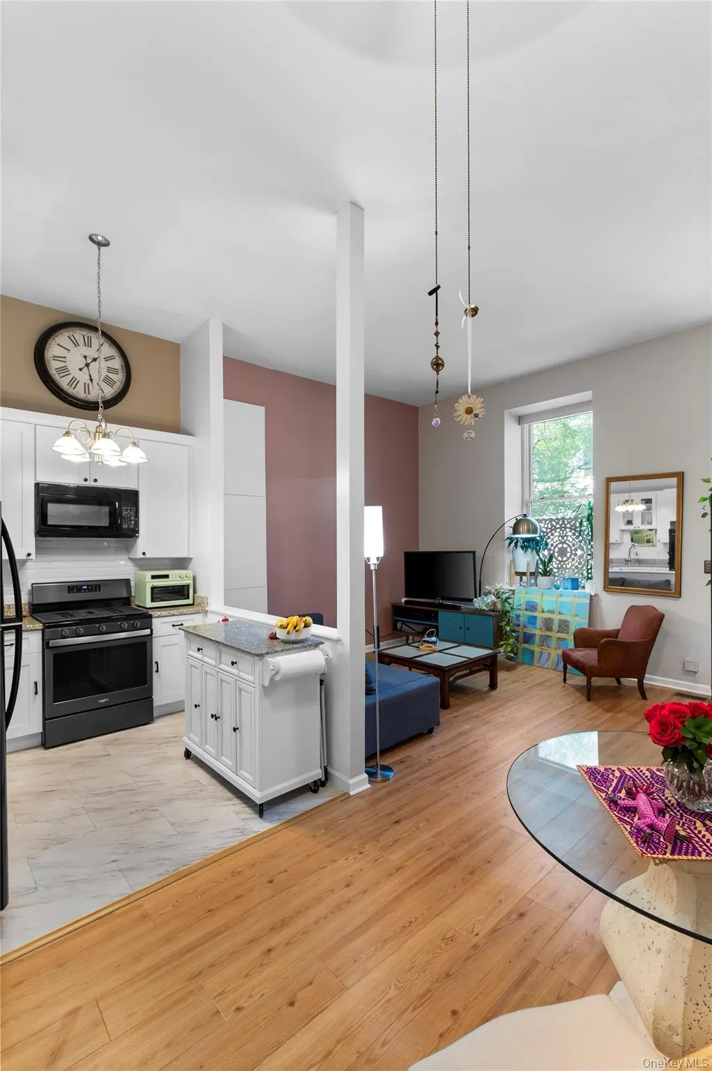 Open living spaces -- 13 foot ceilings Open living spaces -- 13 foot ceilings