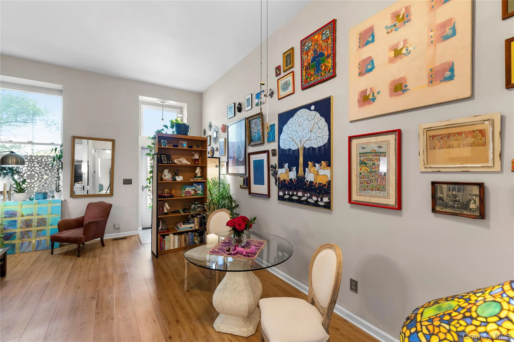 Open living spaces -- 13 foot ceilings Open living spaces -- 13 foot ceilings