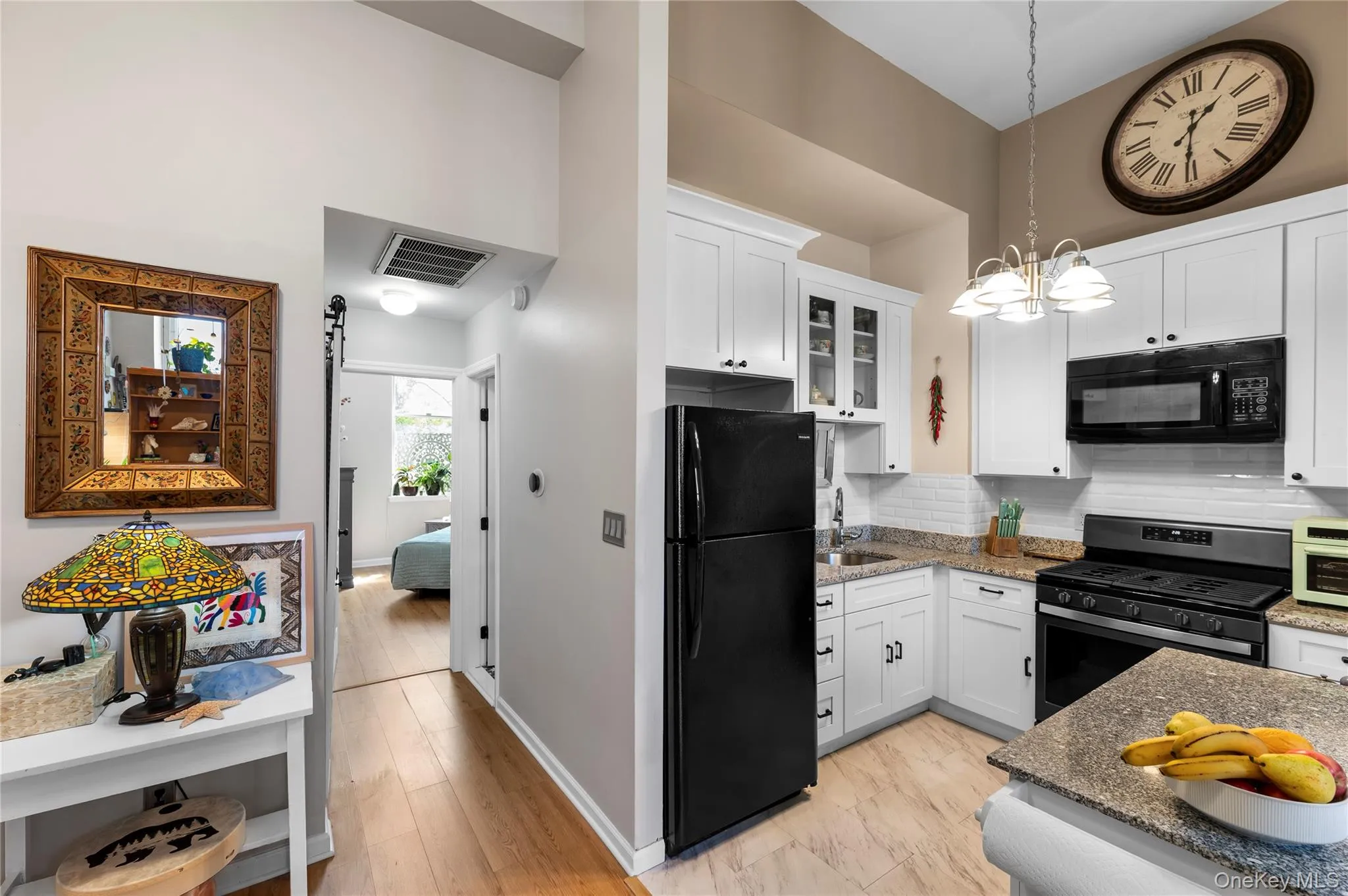 Open living spaces -- 13 foot ceilings Open living spaces -- 13 foot ceilings