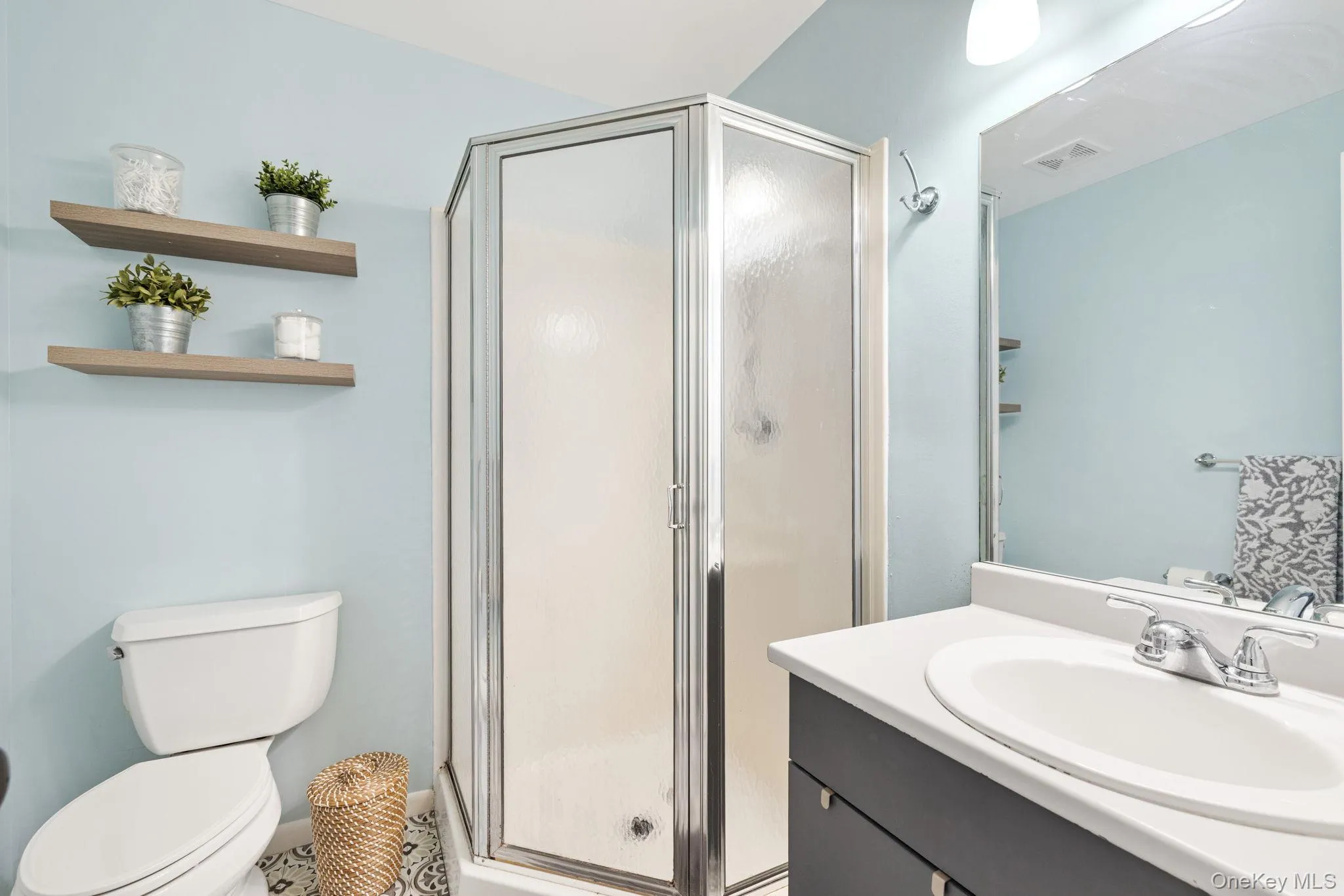 Second bathroom. Second bathroom.