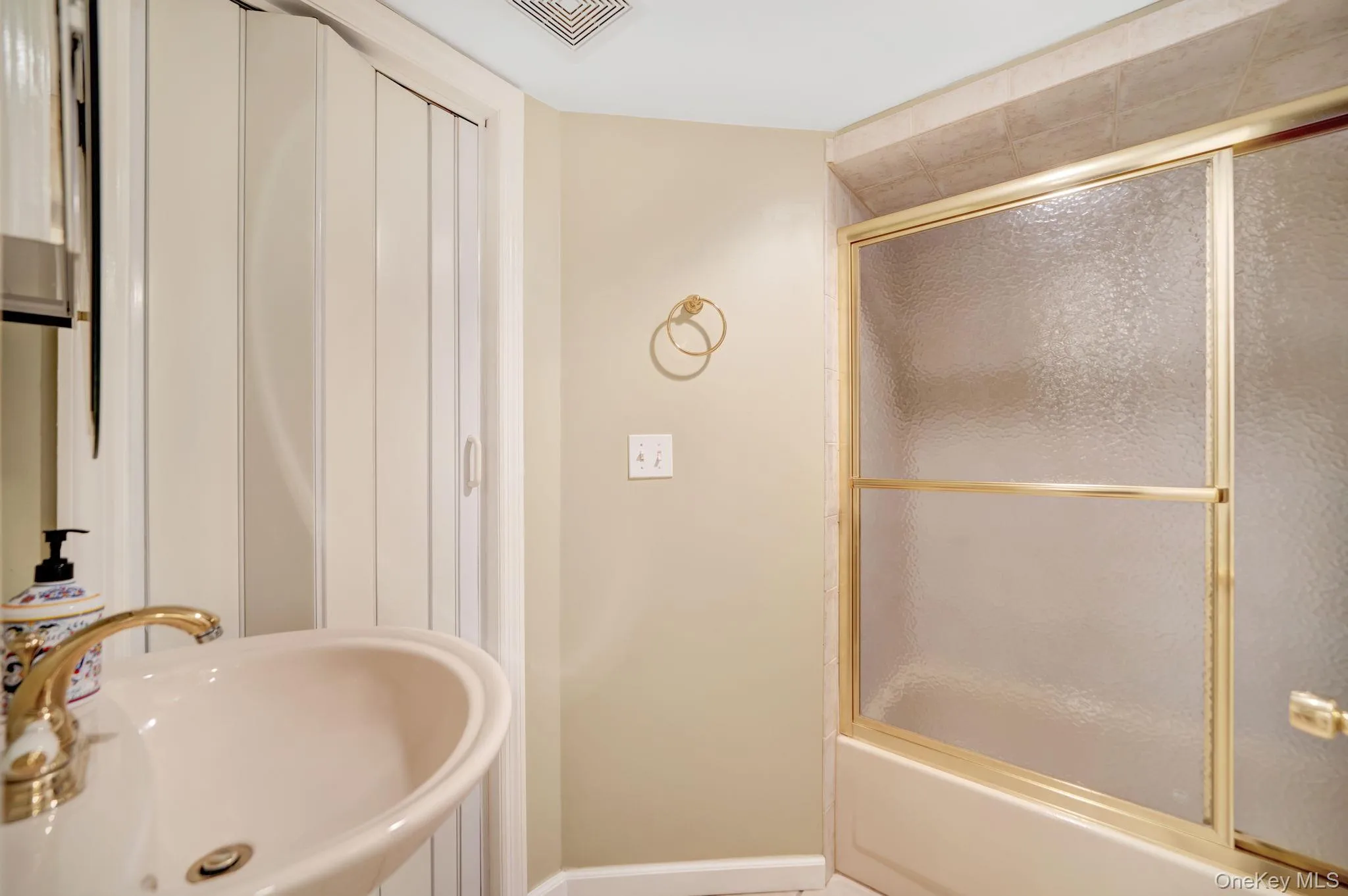 15 Abbey Drive, Huntington, NY, 3 Bedrooms Bedrooms, 8 Rooms Rooms,3 BathroomsBathrooms,Residential,For Rent,Abbey,0,1035018 15 Abbey Drive, Huntington, NY, 3 Bedrooms Bedrooms, 8 Rooms Rooms,3 BathroomsBathrooms,Residential,For Rent,Abbey,0,1035018