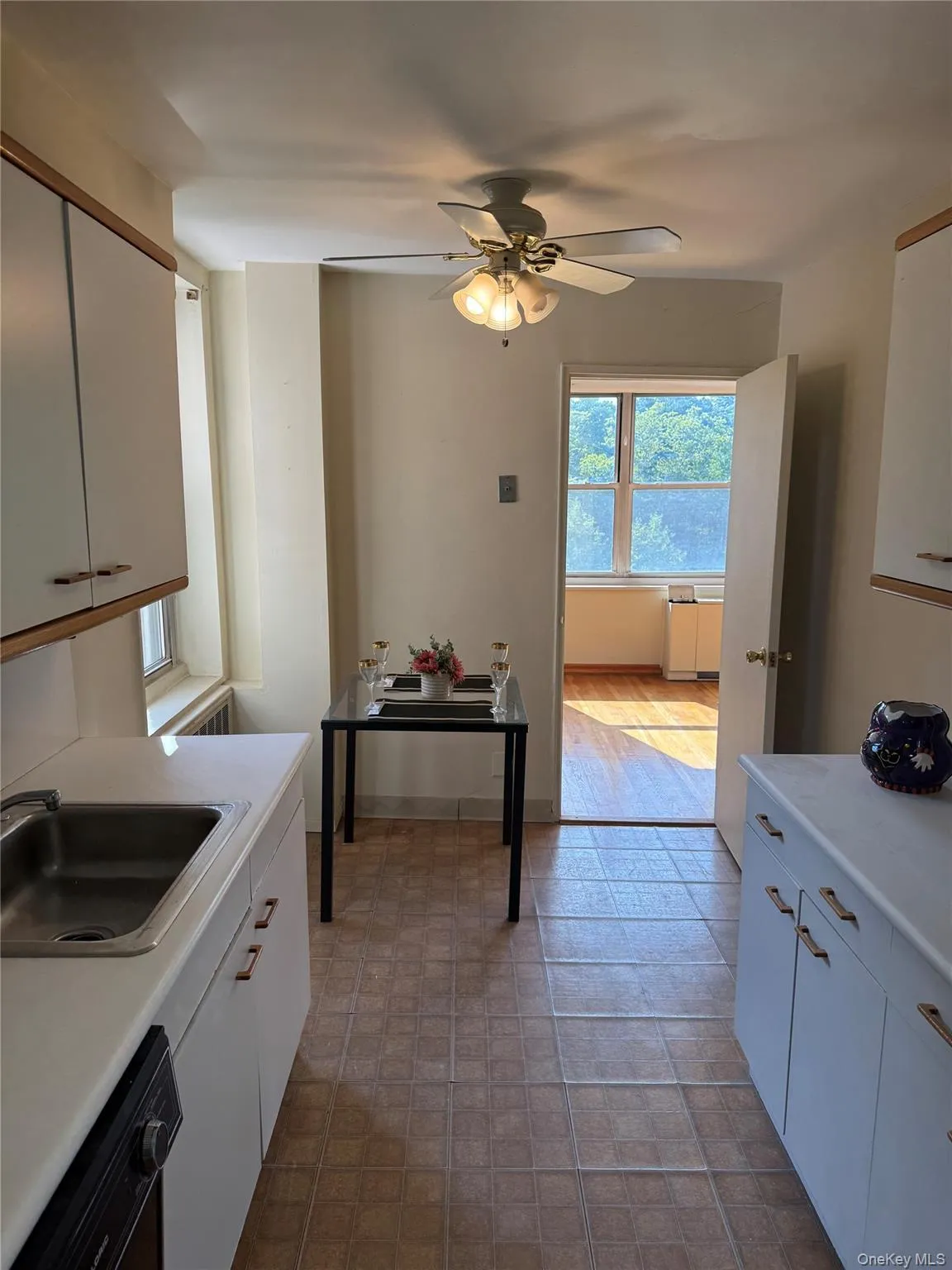 Nice bright Kitchen Sunny exposure Nice bright Kitchen Sunny exposure