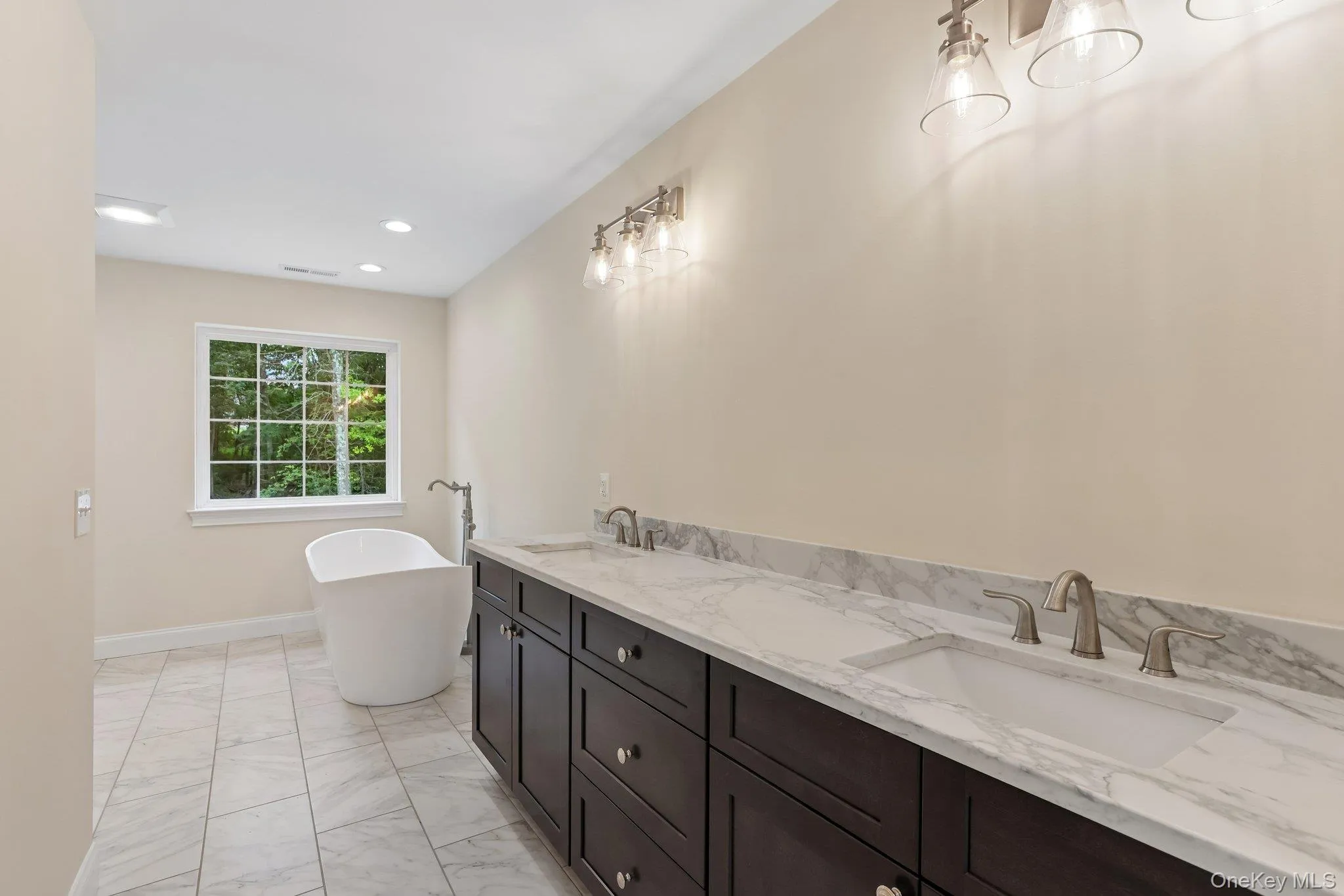 Quartz counter tops with dual sinks. Quartz counter tops with dual sinks.