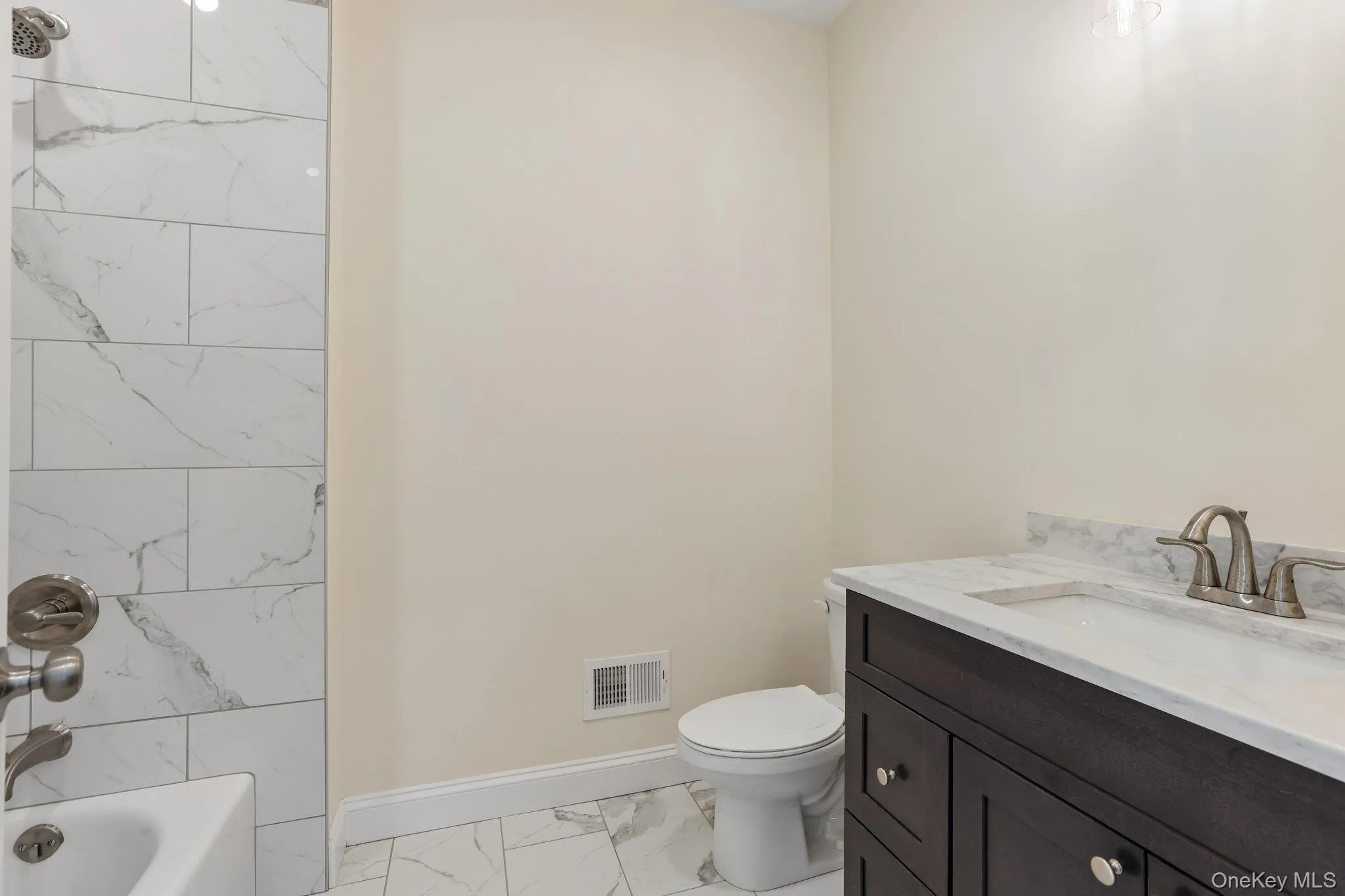 Full bathroom on the first floor. Full bathroom on the first floor.