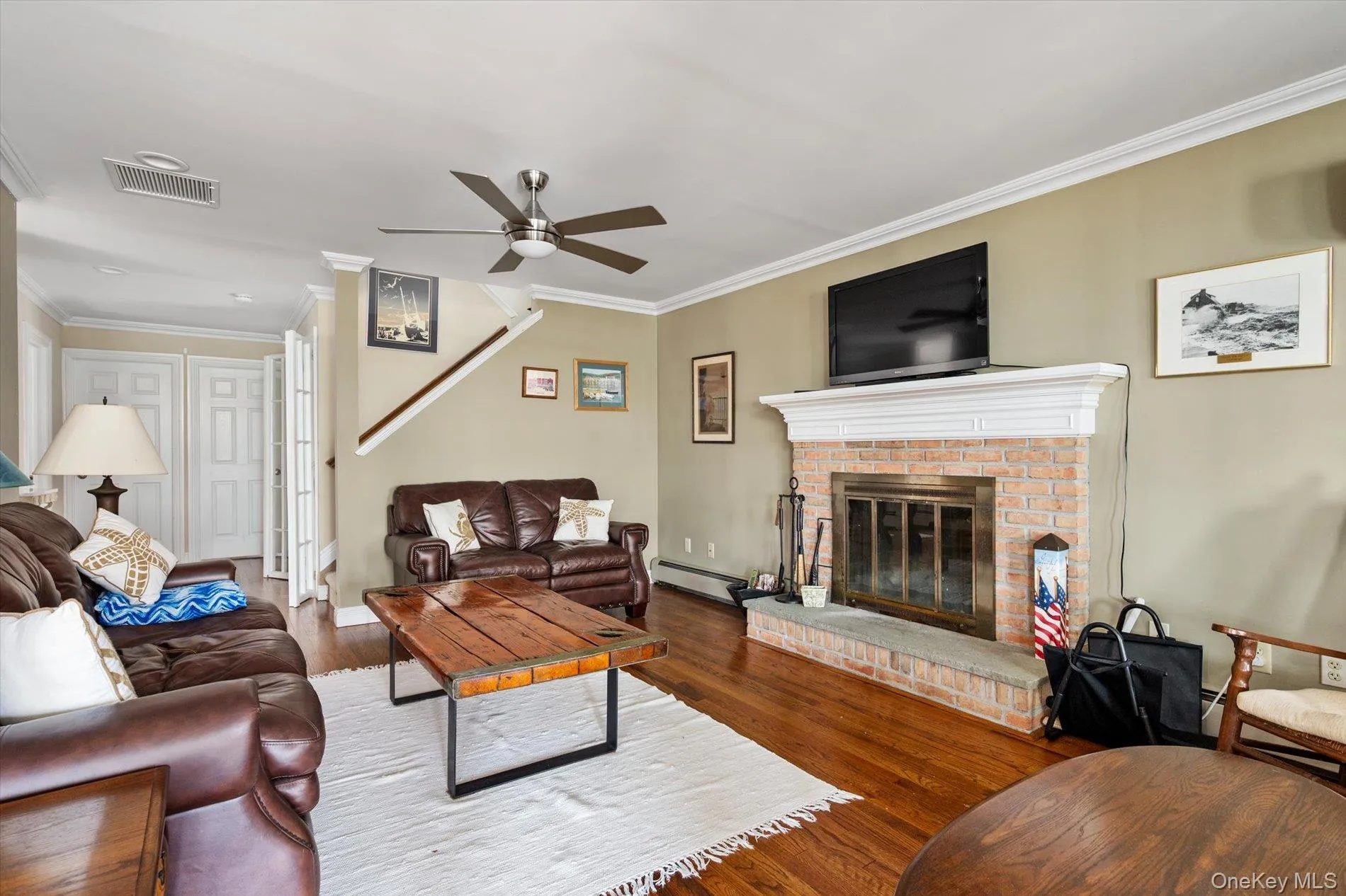 LR with Hardwood floors & Ceiling fan LR with Hardwood floors & Ceiling fan