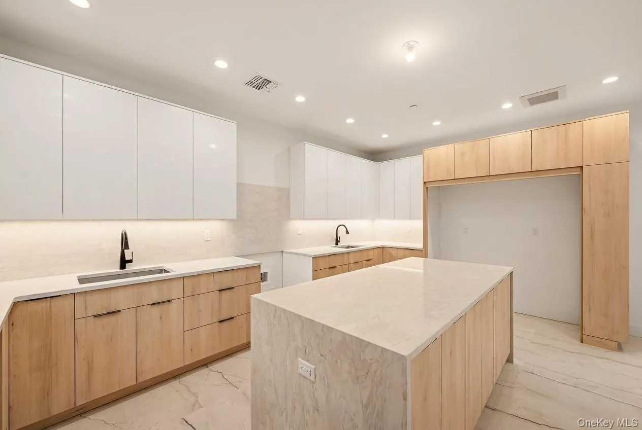 27 Ewing Avenue, Ramapo, NY, 8 Bedrooms Bedrooms, 15 Rooms Rooms,5 BathroomsBathrooms,Residential,For Rent,Ewing,0,1035038 27 Ewing Avenue, Ramapo, NY, 8 Bedrooms Bedrooms, 15 Rooms Rooms,5 BathroomsBathrooms,Residential,For Rent,Ewing,0,1035038
