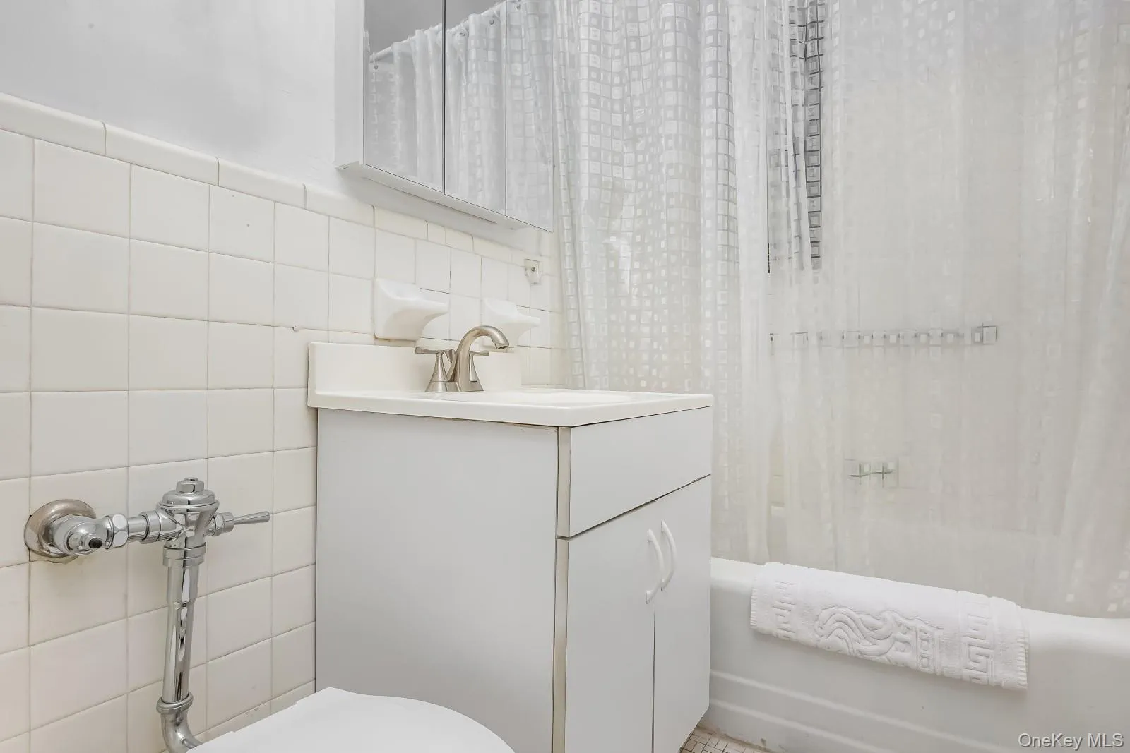 90-11 35th Avenue, New York, NY, 1 Bedroom Bedrooms, 4 Rooms Rooms,1 BathroomBathrooms,Residential,For Rent,35th,0,1035099 90-11 35th Avenue, New York, NY, 1 Bedroom Bedrooms, 4 Rooms Rooms,1 BathroomBathrooms,Residential,For Rent,35th,0,1035099