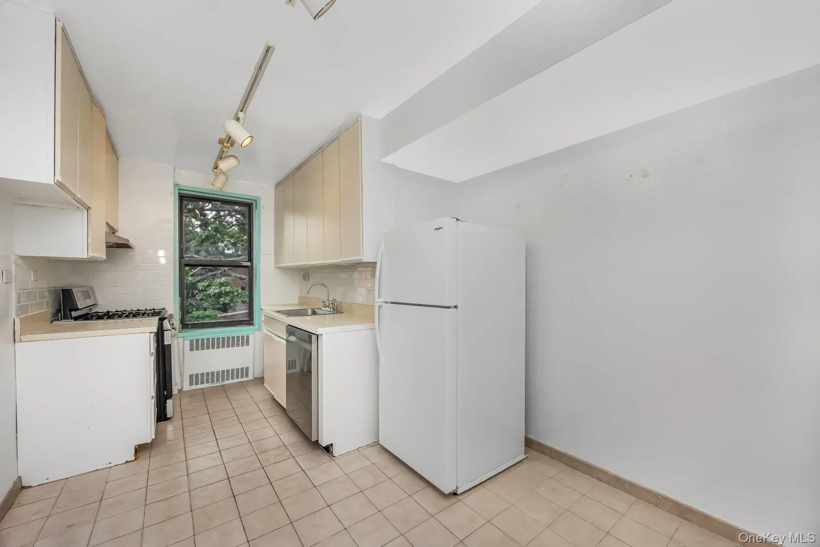 90-11 35th Avenue, New York, NY, 1 Bedroom Bedrooms, 4 Rooms Rooms,1 BathroomBathrooms,Residential,For Rent,35th,0,1035099 90-11 35th Avenue, New York, NY, 1 Bedroom Bedrooms, 4 Rooms Rooms,1 BathroomBathrooms,Residential,For Rent,35th,0,1035099