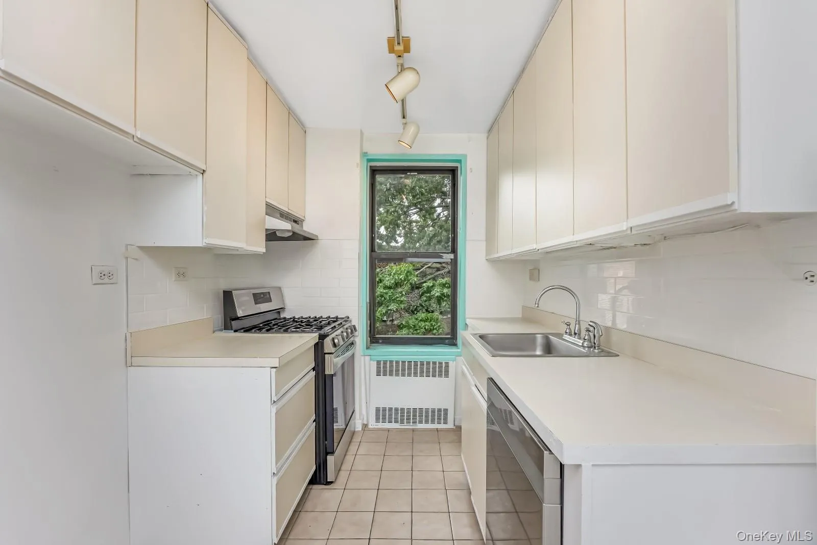 90-11 35th Avenue, New York, NY, 1 Bedroom Bedrooms, 4 Rooms Rooms,1 BathroomBathrooms,Residential,For Rent,35th,0,1035099 90-11 35th Avenue, New York, NY, 1 Bedroom Bedrooms, 4 Rooms Rooms,1 BathroomBathrooms,Residential,For Rent,35th,0,1035099