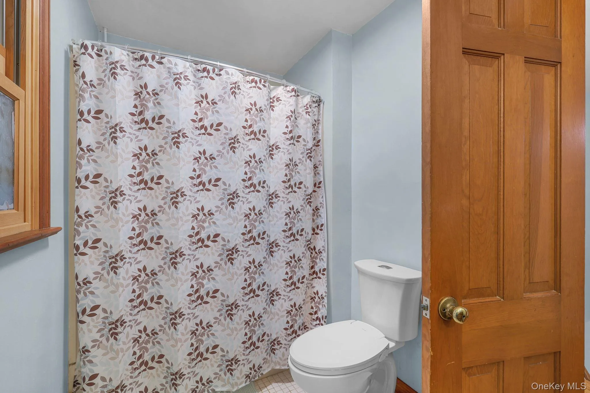 Upstairs Full Hall Bath with Tub and Shower Upstairs Full Hall Bath with Tub and Shower