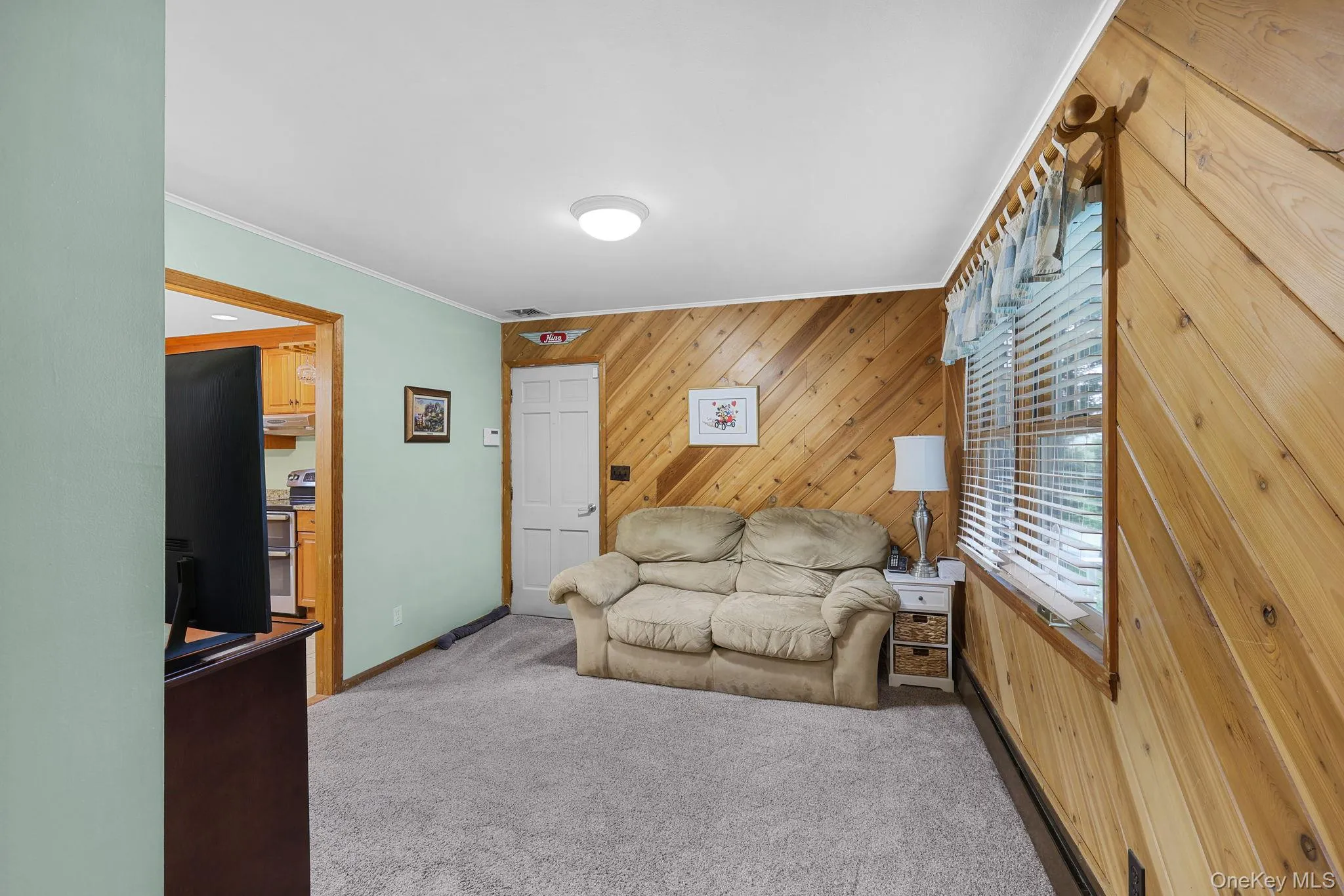 Formal Dining Room off the Kitchen, being used as a Den (Hard wood Floors Under Carpet) Formal Dining Room off the Kitchen, being used as a Den (Hard wood Floors Under Carpet)