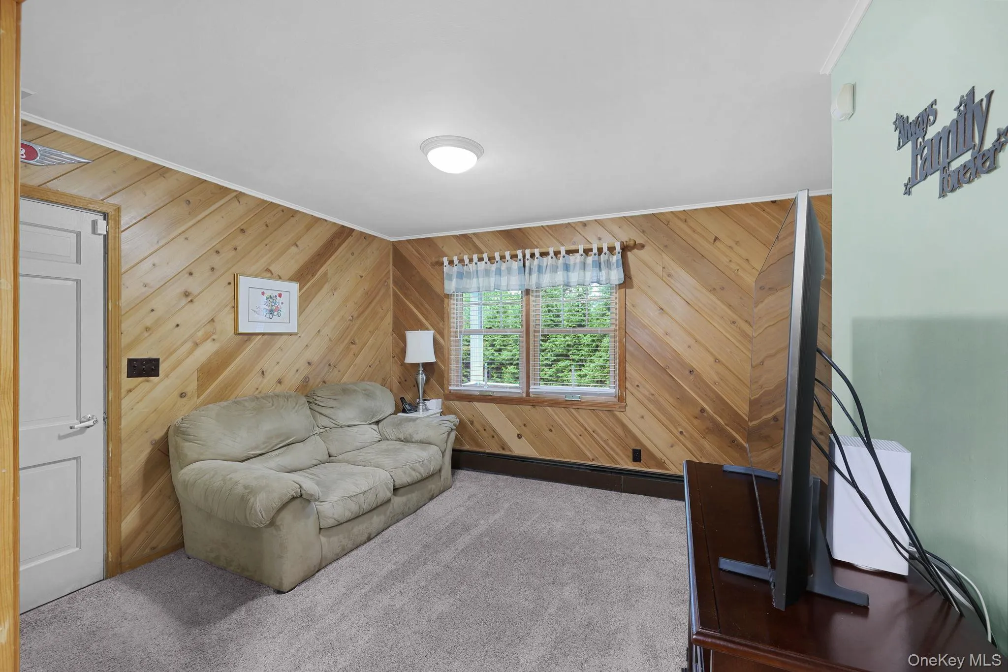 Formal Dining Room off the Kitchen, Presently being used as a Den Formal Dining Room off the Kitchen, Presently being used as a Den