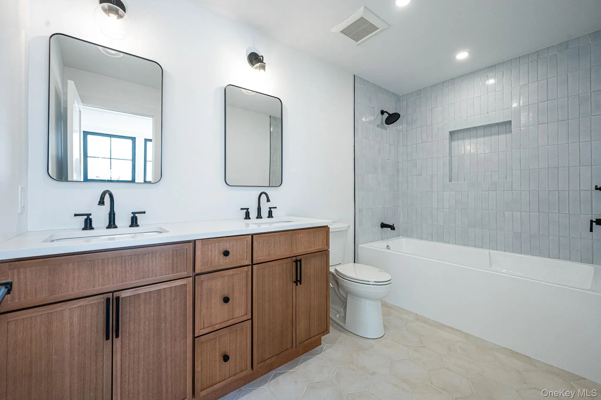 Full hall bath serving the secondary bedrooms, designed with modern finishes and functionality in mind. Full hall bath serving the secondary bedrooms, designed with modern finishes and functionality in mind.