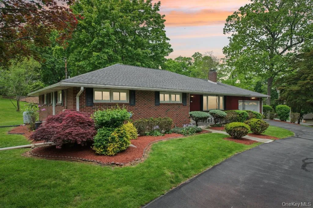 57 Edgewood Drive, Woodbury, NY, 3 Bedrooms Bedrooms, 7 Rooms Rooms,2 BathroomsBathrooms,Residential Lease,For Rent,Edgewood,0,1035172 57 Edgewood Drive, Woodbury, NY, 3 Bedrooms Bedrooms, 7 Rooms Rooms,2 BathroomsBathrooms,Residential Lease,For Rent,Edgewood,0,1035172