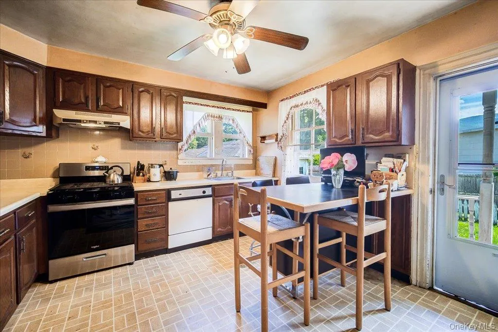 5 Maple Street, Beacon, NY, 2 Bedrooms Bedrooms, 5 Rooms Rooms,1 BathroomBathrooms,Residential,For Rent,Maple,0,1035183 5 Maple Street, Beacon, NY, 2 Bedrooms Bedrooms, 5 Rooms Rooms,1 BathroomBathrooms,Residential,For Rent,Maple,0,1035183