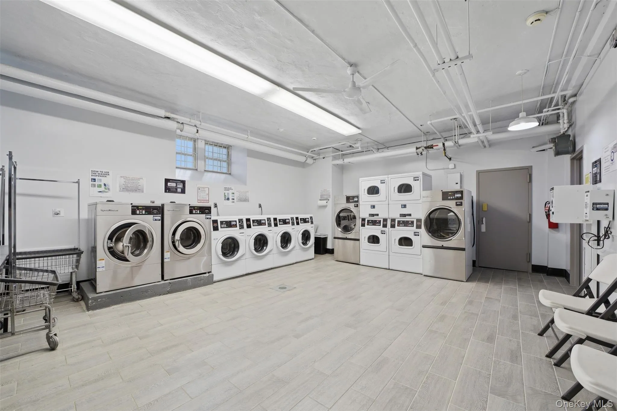Very well kept laundry room Very well kept laundry room
