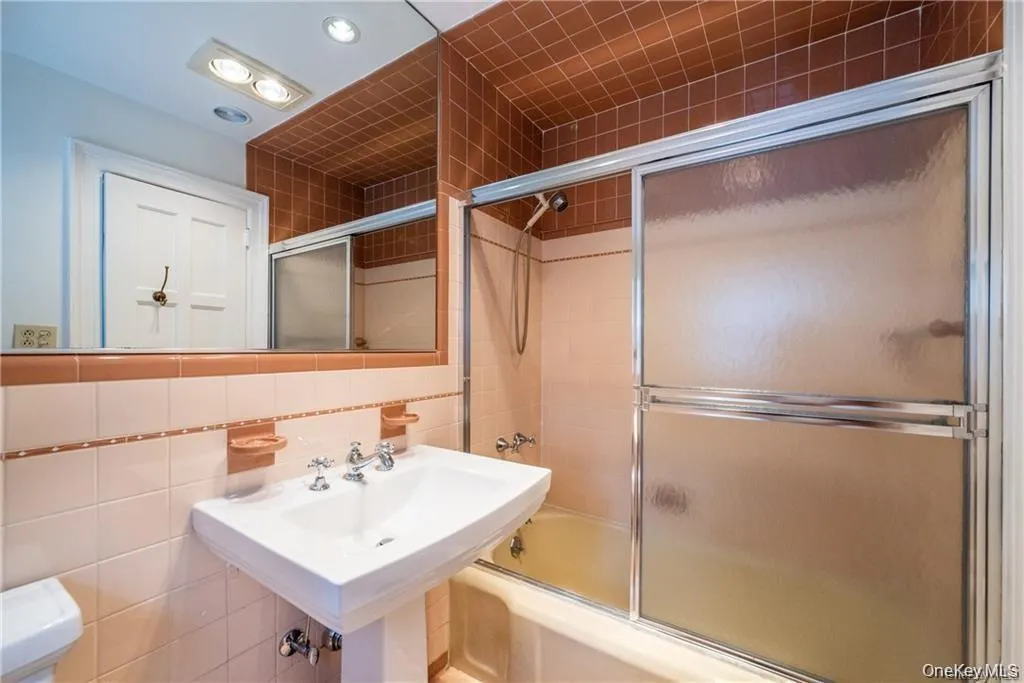 25 Jerome Avenue, New Rochelle, NY, 4 Bedrooms Bedrooms, 9 Rooms Rooms,3 BathroomsBathrooms,Residential Lease,For Rent,Jerome,0,1035205 25 Jerome Avenue, New Rochelle, NY, 4 Bedrooms Bedrooms, 9 Rooms Rooms,3 BathroomsBathrooms,Residential Lease,For Rent,Jerome,0,1035205