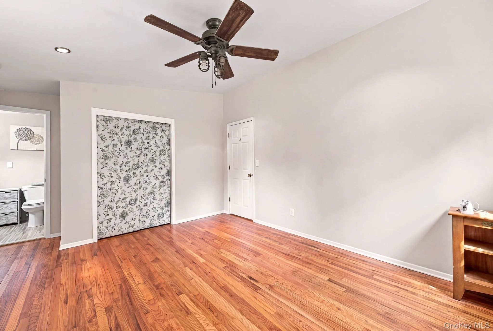 Vaulted ceilings, ensuite 1/2 bath Vaulted ceilings, ensuite 1/2 bath
