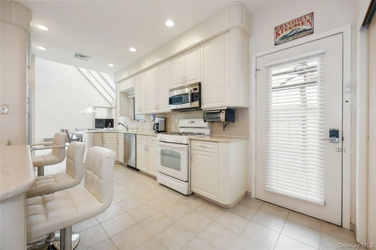 40 Cayuga Avenue, Hempstead, NY, 4 Bedrooms Bedrooms, 8 Rooms Rooms,4 BathroomsBathrooms,Residential Lease,For Rent,Cayuga,0,1035231 40 Cayuga Avenue, Hempstead, NY, 4 Bedrooms Bedrooms, 8 Rooms Rooms,4 BathroomsBathrooms,Residential Lease,For Rent,Cayuga,0,1035231