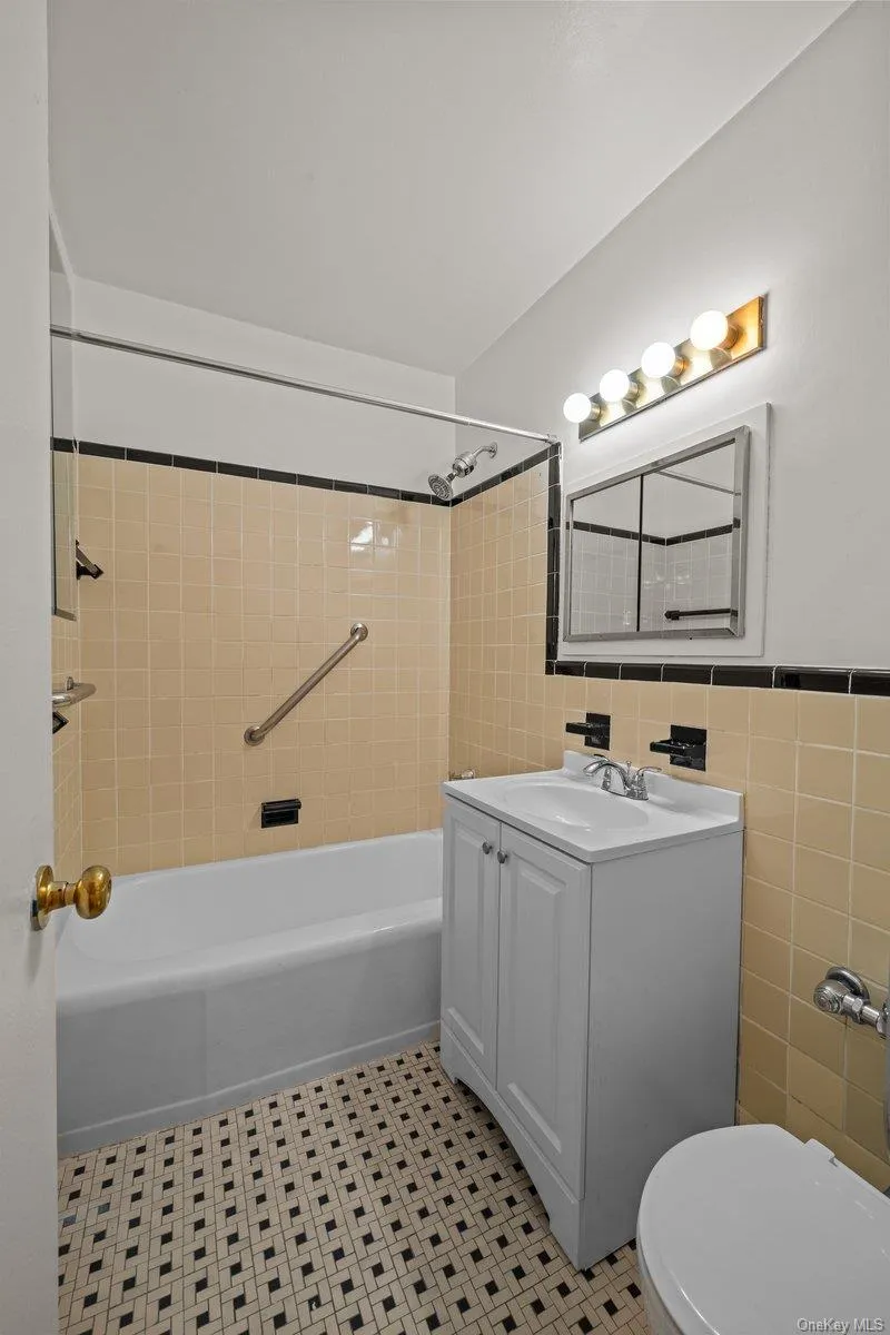 735 Kappock Street, New York, NY, 2 Bedrooms Bedrooms, 5 Rooms Rooms,1 BathroomBathrooms,Residential,For Rent,Kappock,0,1035244 735 Kappock Street, New York, NY, 2 Bedrooms Bedrooms, 5 Rooms Rooms,1 BathroomBathrooms,Residential,For Rent,Kappock,0,1035244