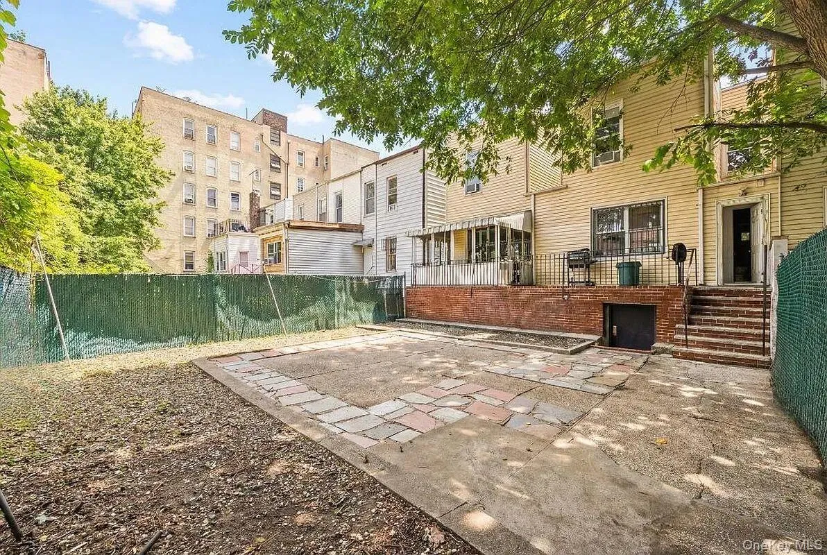 Spacious patio and backyard. Spacious patio and backyard.