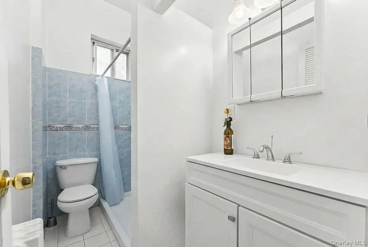 Second floor full bathroom. Second floor full bathroom.