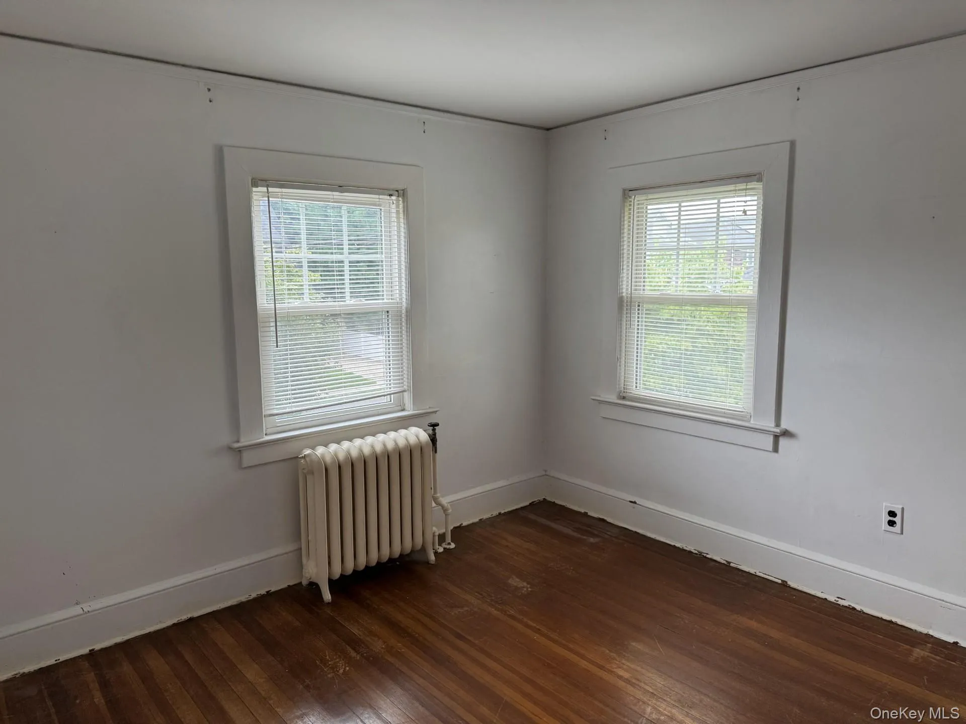 Windows on two exposures and hardwood floors Windows on two exposures and hardwood floors