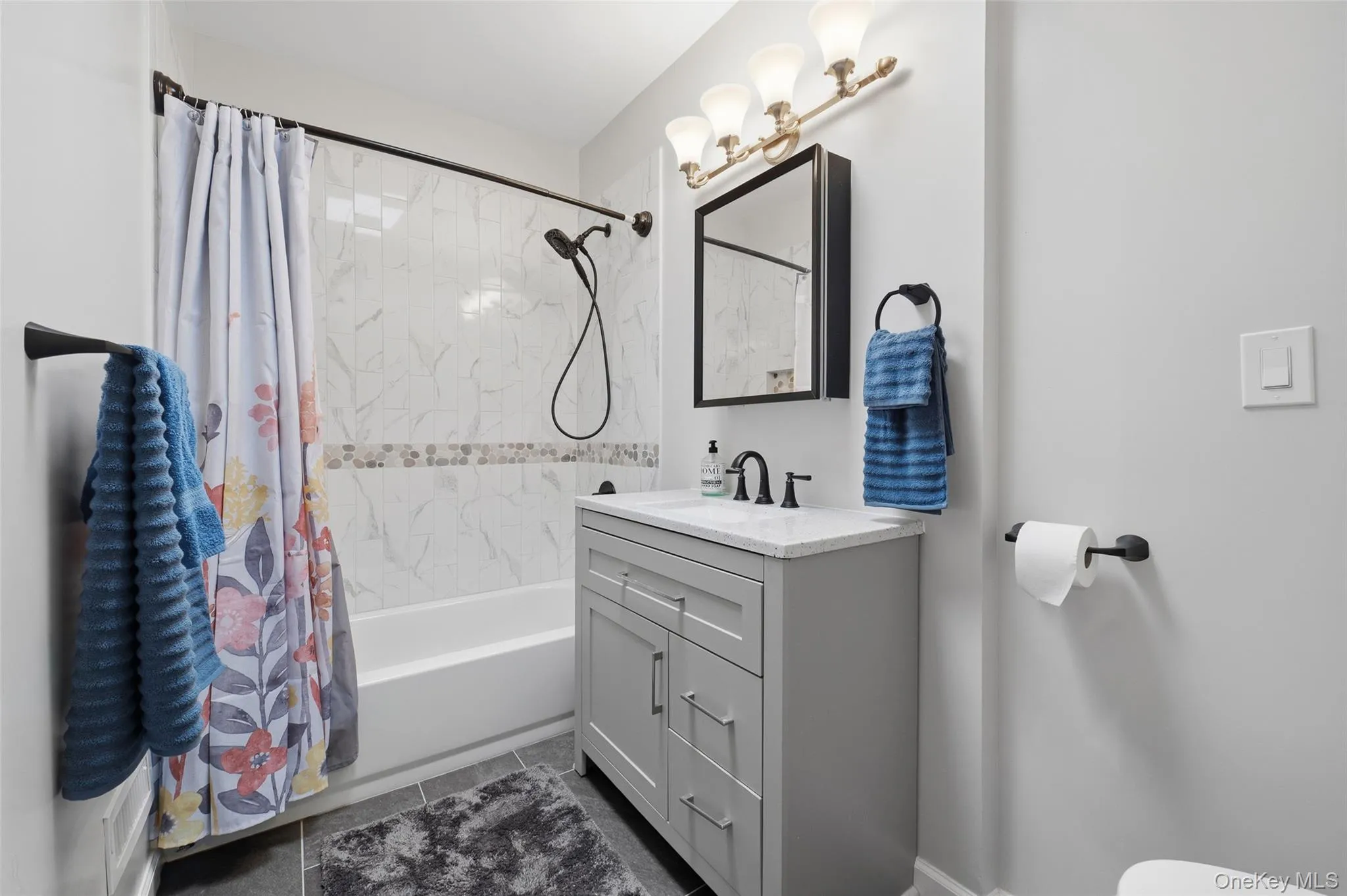 4230 Tremont Avenue, New York, NY, 3 Bedrooms Bedrooms, 8 Rooms Rooms,2 BathroomsBathrooms,Residential,For Rent,Tremont,0,1035460 4230 Tremont Avenue, New York, NY, 3 Bedrooms Bedrooms, 8 Rooms Rooms,2 BathroomsBathrooms,Residential,For Rent,Tremont,0,1035460