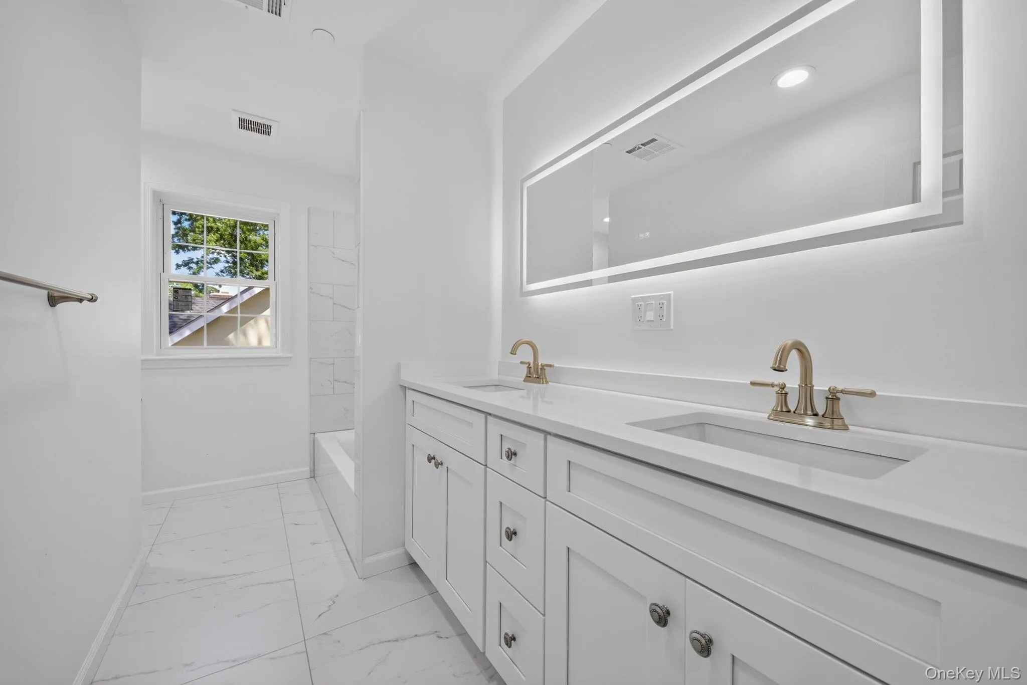 Hallway bathroom, located on the second floor. Hallway bathroom, located on the second floor.
