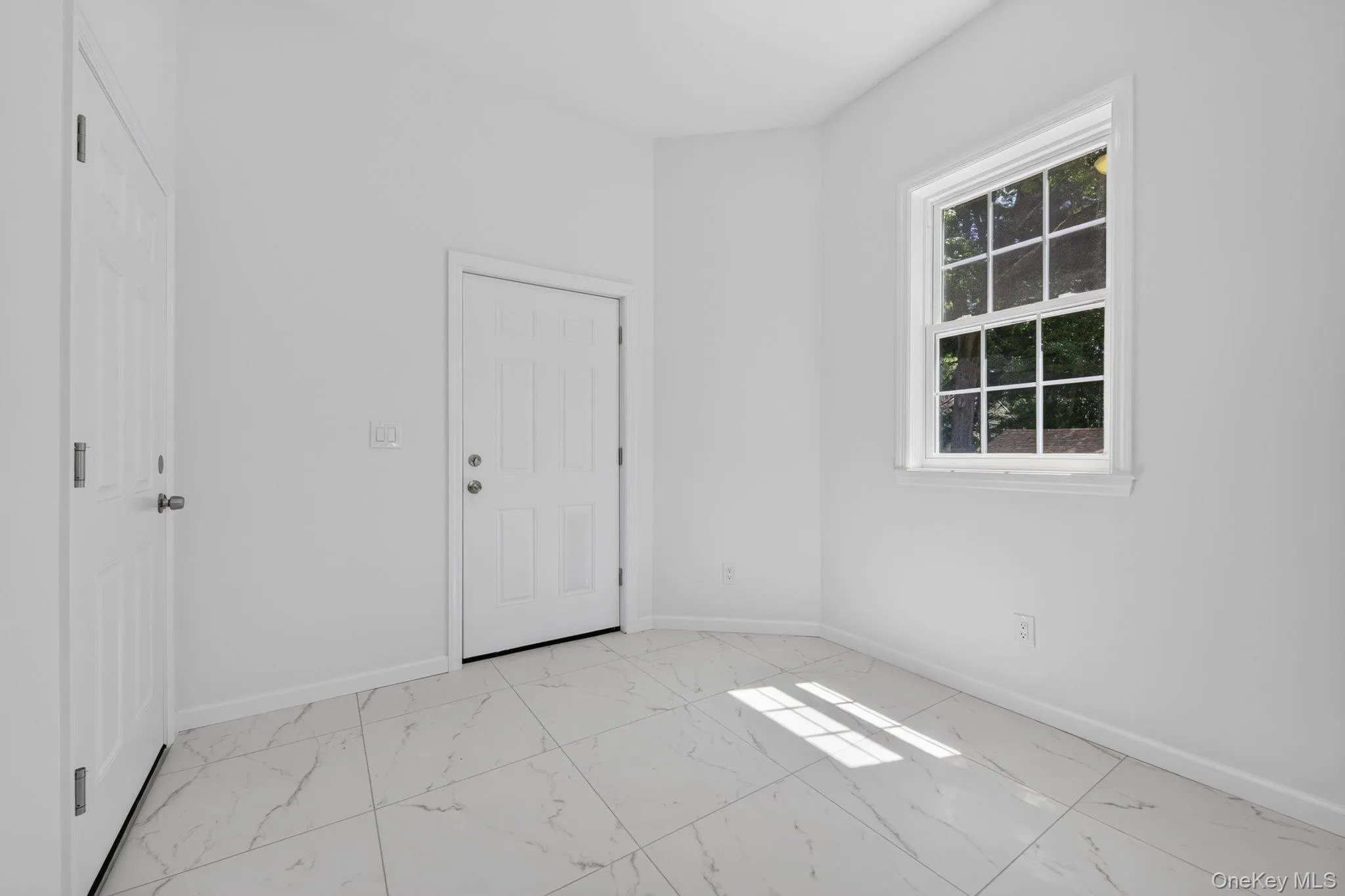 Office, located after the garage. Office, located after the garage.