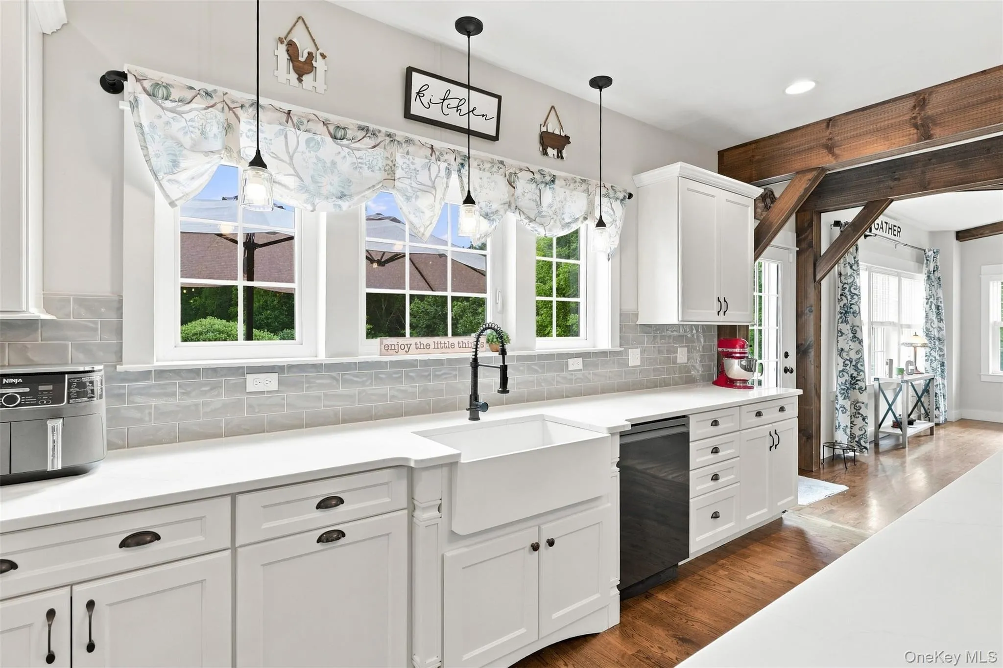 Creamy white quartz countertops, great space for all your cooking and baking endeavors Creamy white quartz countertops, great space for all your cooking and baking endeavors