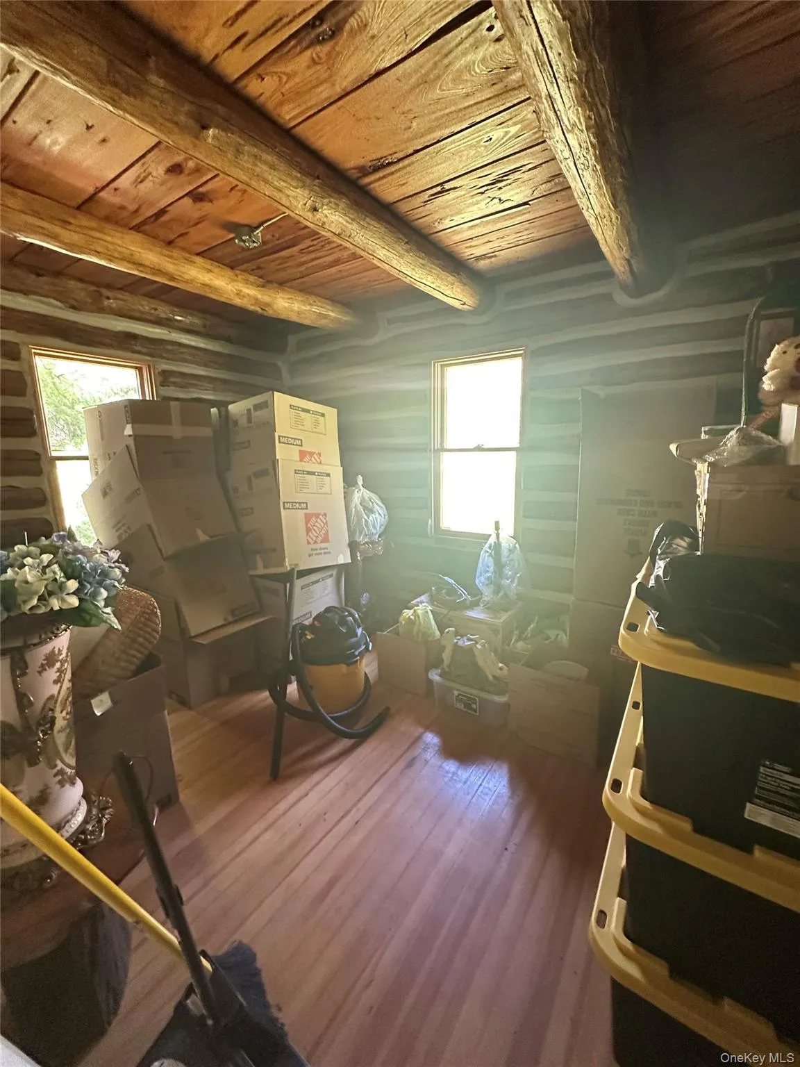 Note the beams on the ceiling.... logs and flooring are all in great shape. Note the beams on the ceiling.... logs and flooring are all in great shape.