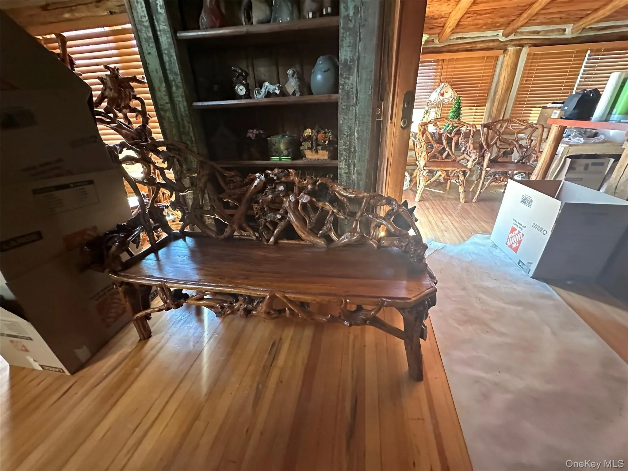 At almost 1100 total sq ft, thie space will feel larger when the items are removed... At almost 1100 total sq ft, thie space will feel larger when the items are removed...