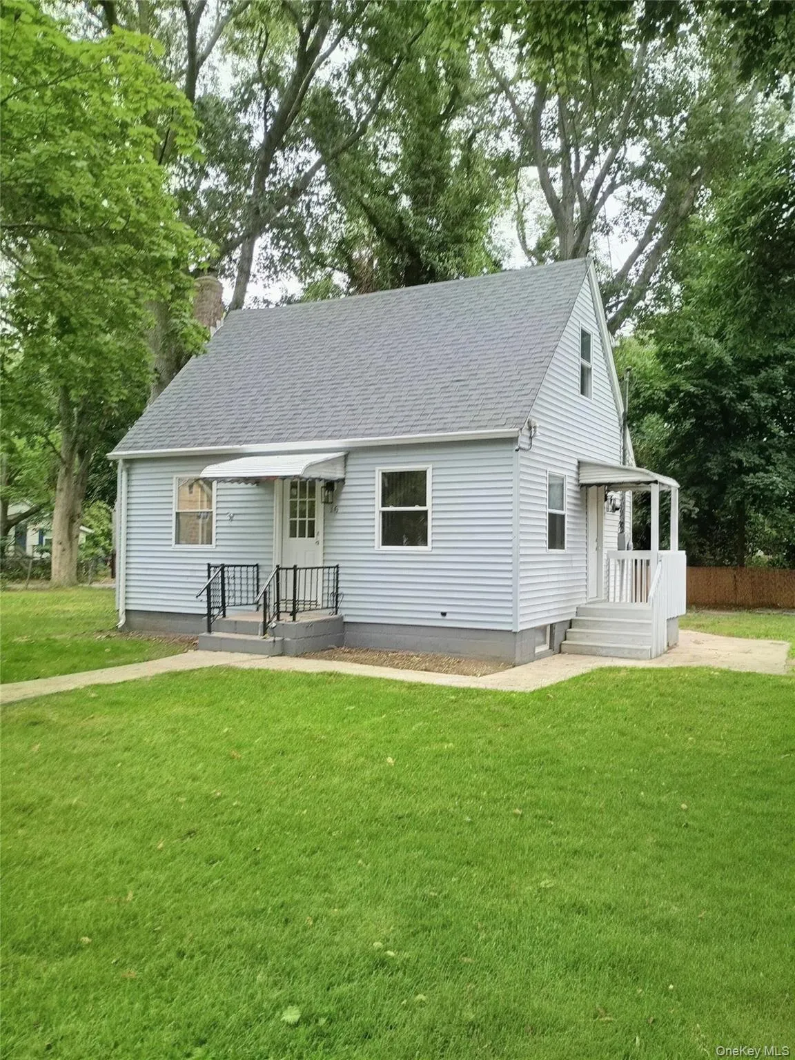 Maintenance free exterior, side door with overhang, large fenced corner lot Maintenance free exterior, side door with overhang, large fenced corner lot