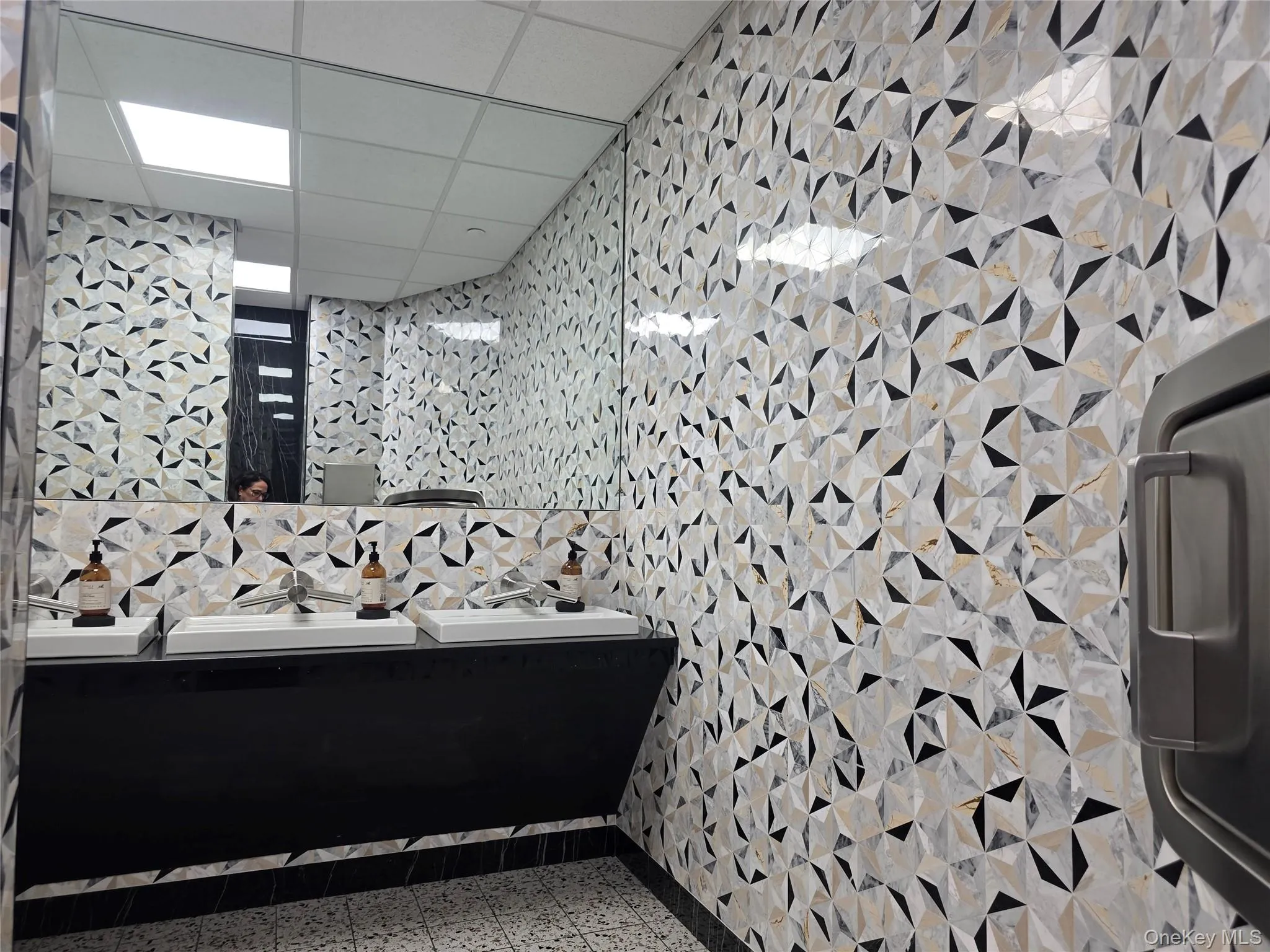 WOMENS BATHROOM SINKS WOMENS BATHROOM SINKS