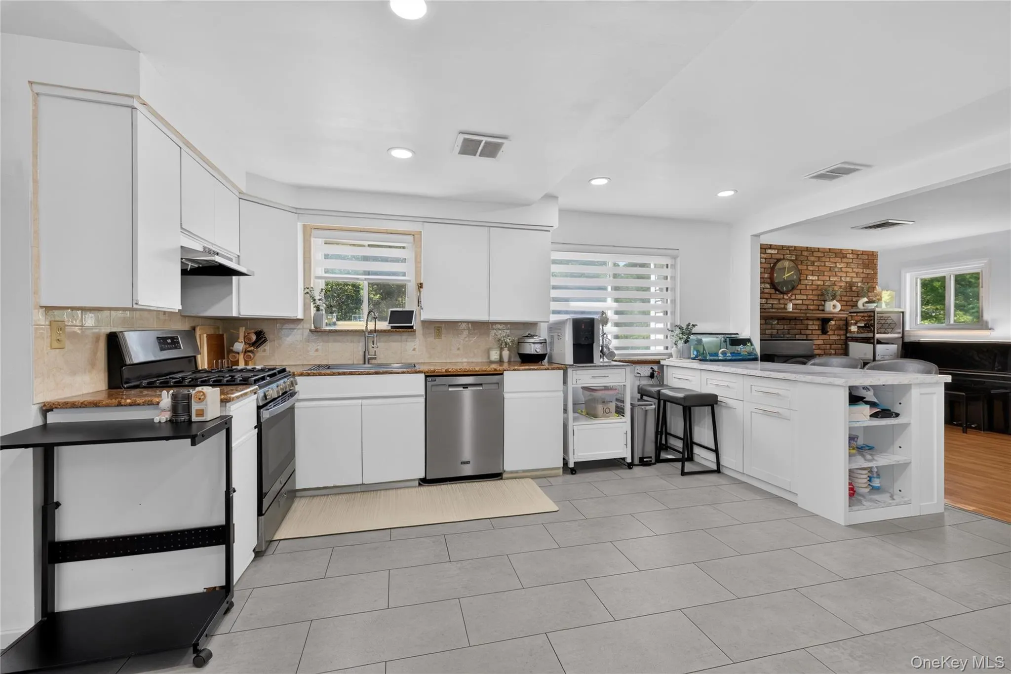 1171 Carlls Straight Path, Huntington, NY, 4 Bedrooms Bedrooms, 8 Rooms Rooms,2 BathroomsBathrooms,Residential,For Rent,Carlls Straight,0,1035527 1171 Carlls Straight Path, Huntington, NY, 4 Bedrooms Bedrooms, 8 Rooms Rooms,2 BathroomsBathrooms,Residential,For Rent,Carlls Straight,0,1035527