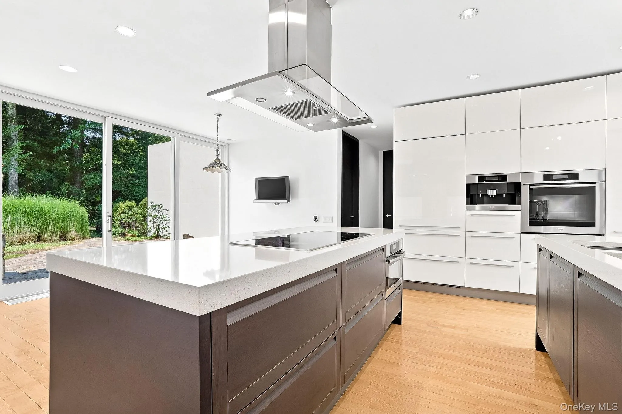 Built-in coffee machine and TV. Built-in coffee machine and TV.
