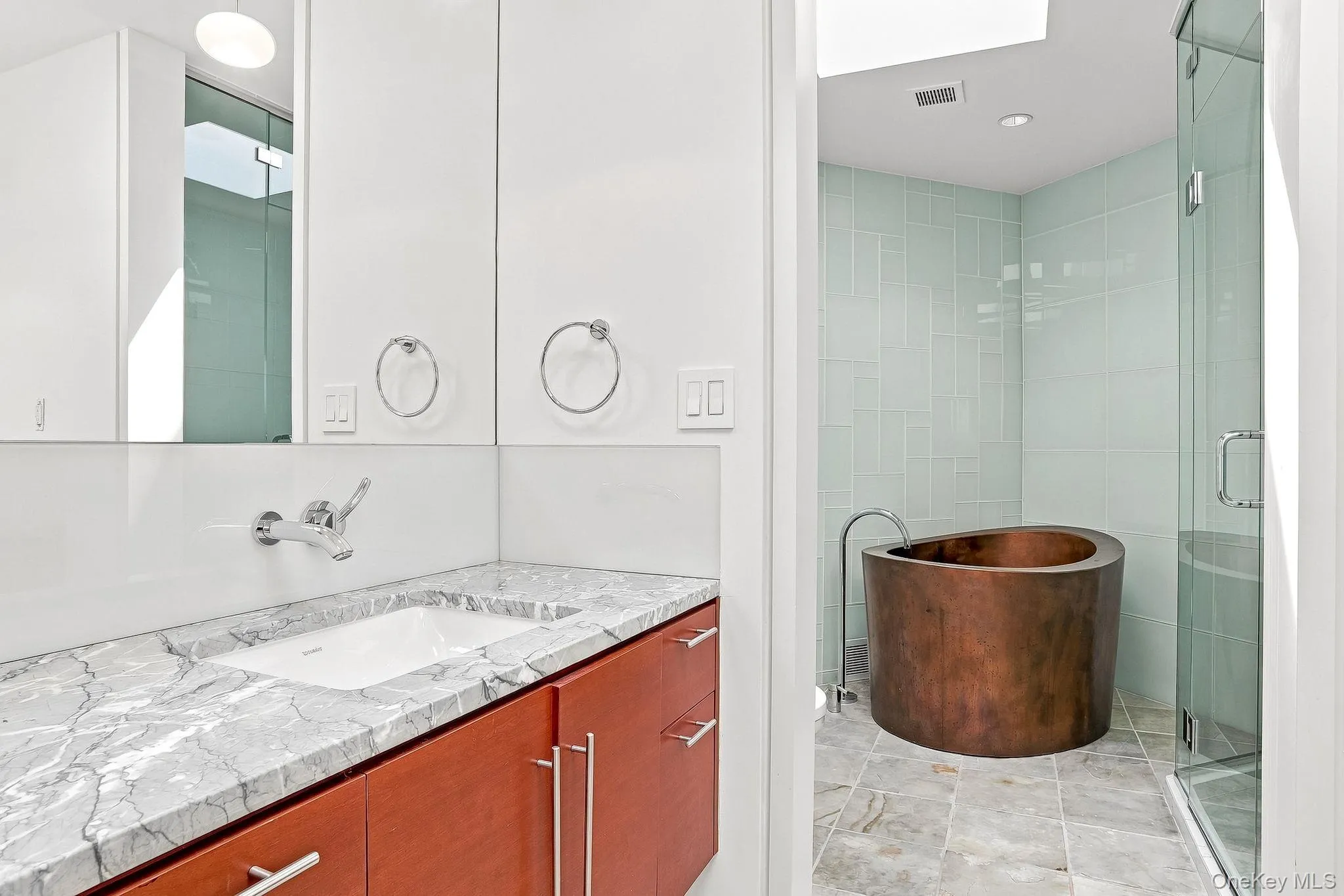 Bathroom shared with two bedrooms Bathroom shared with two bedrooms
