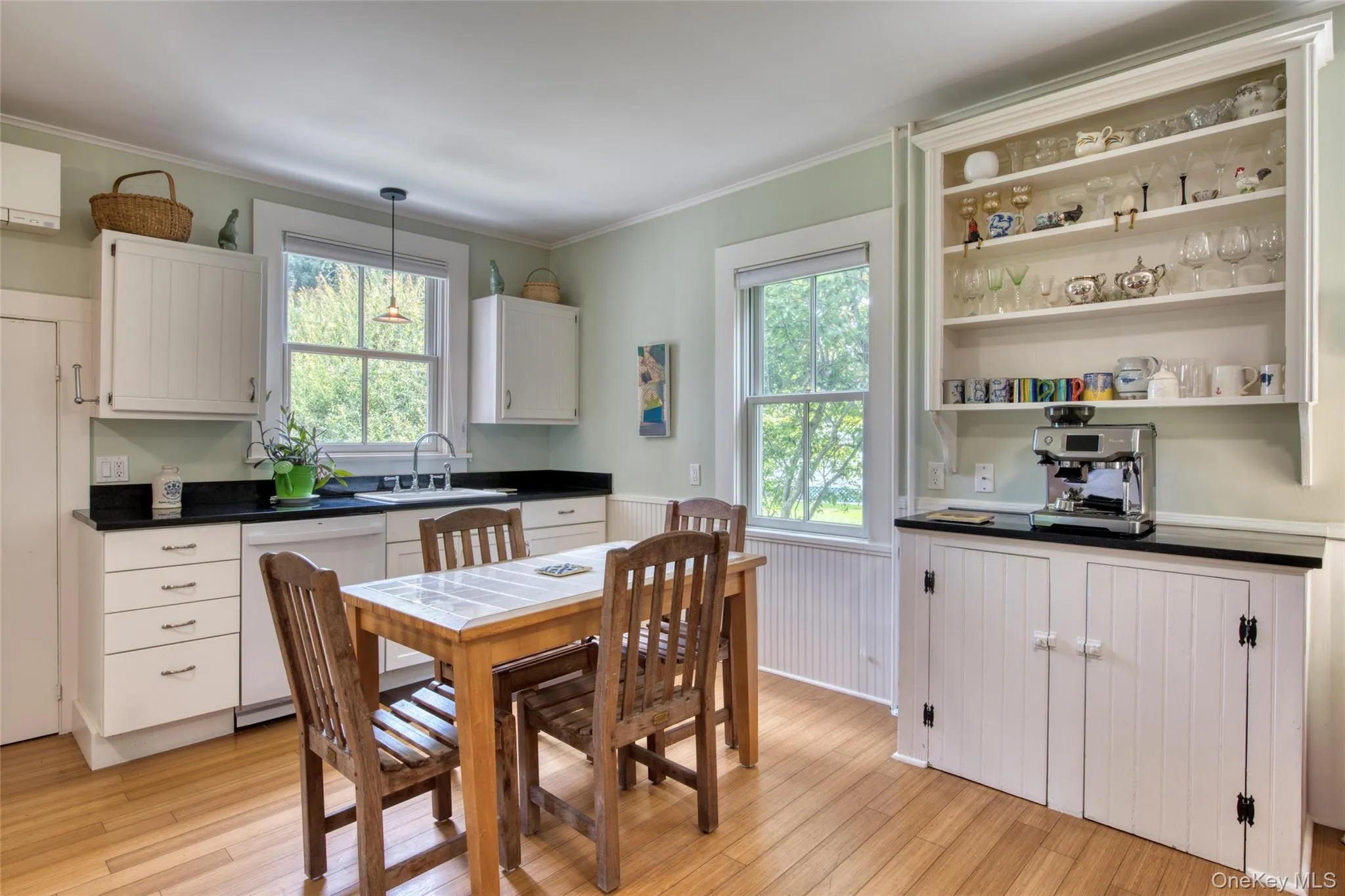 eat-in kitchen eat-in kitchen